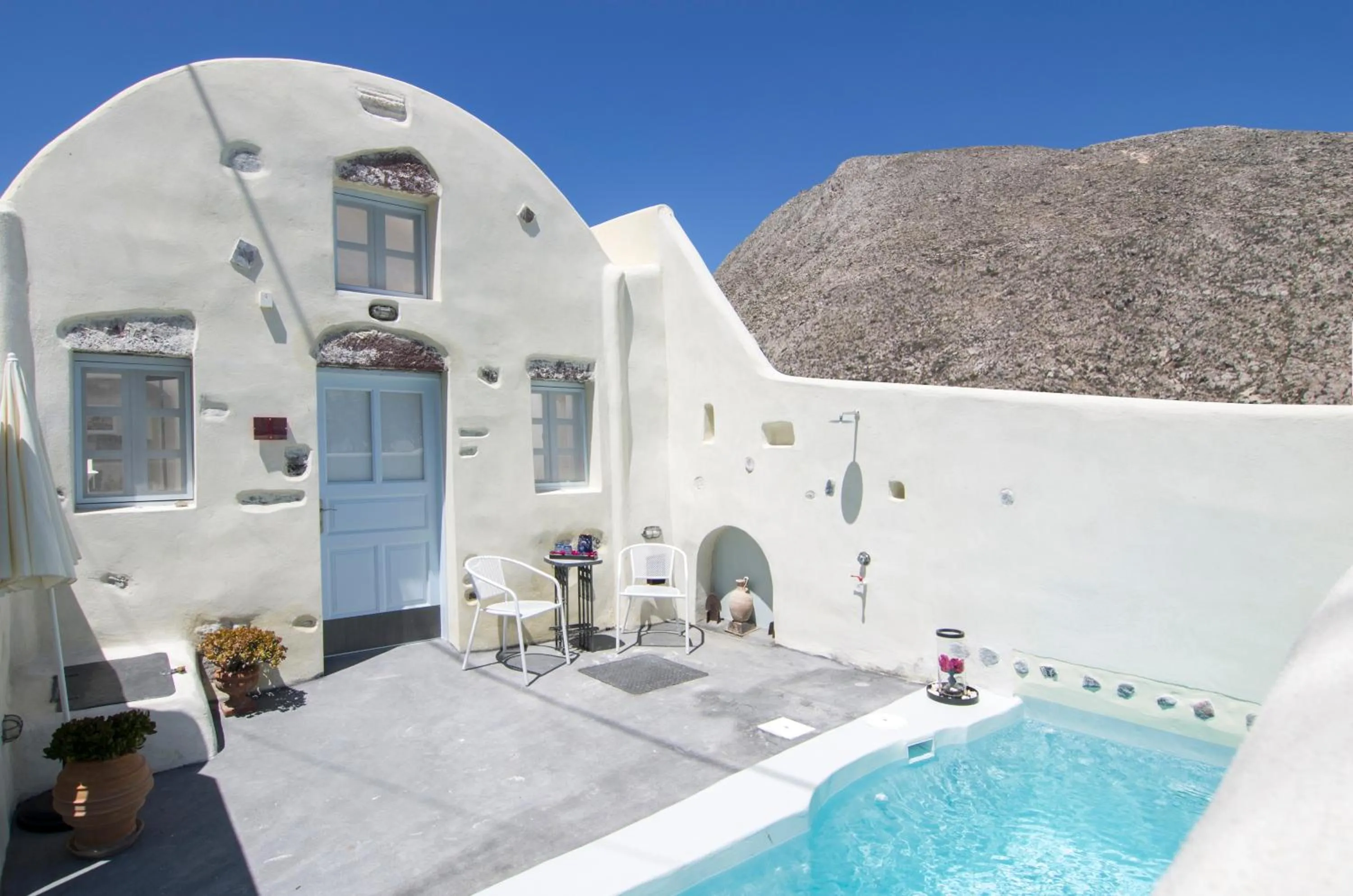 Swimming pool in Timedrops Santorini Villas