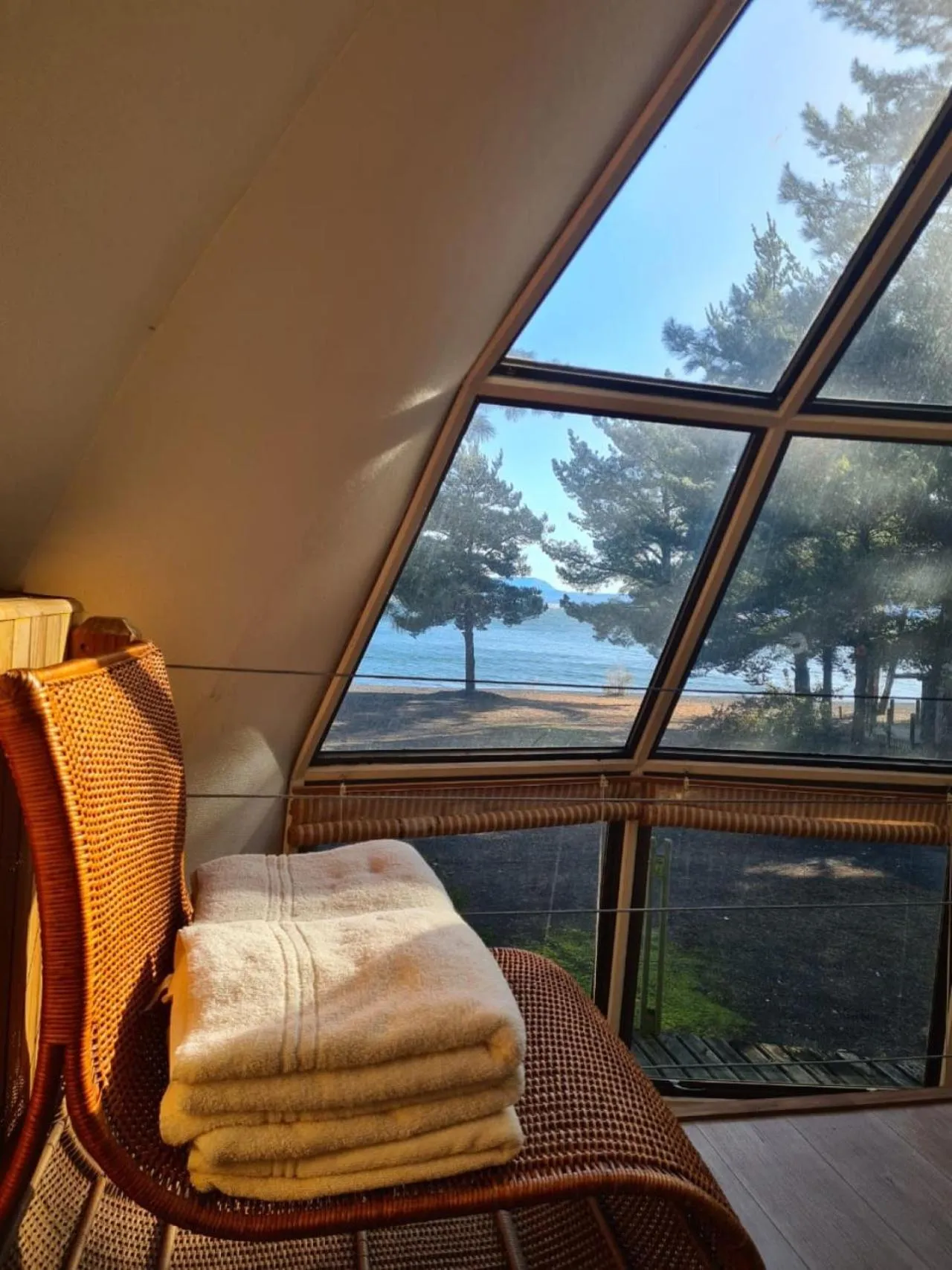 Lake view, Bed in Magma Lodge, Pucon