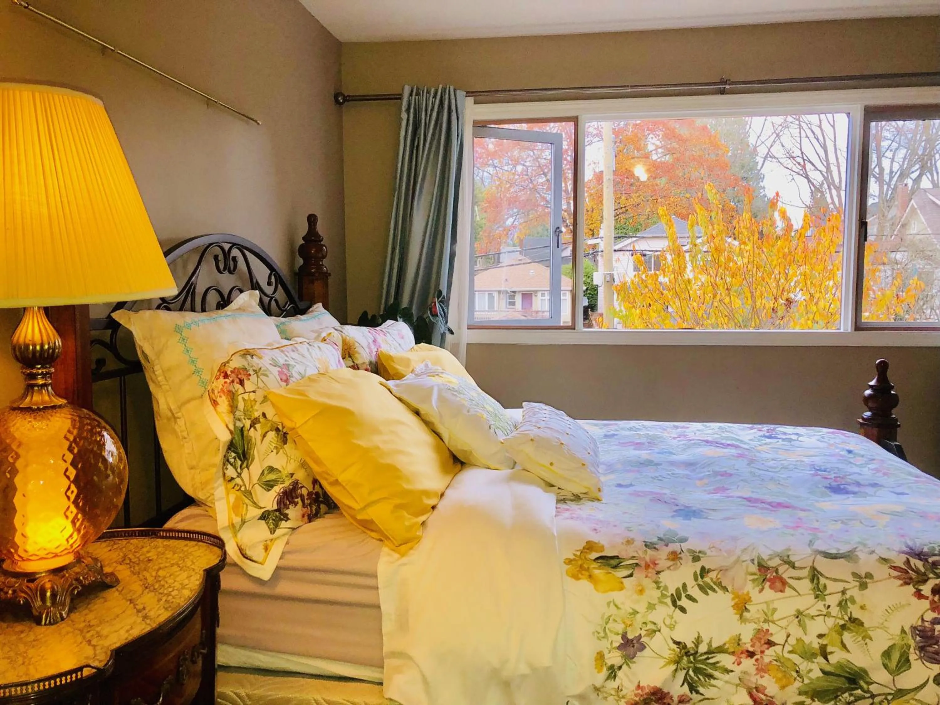 Bed in The Sunshine House-Free Parking