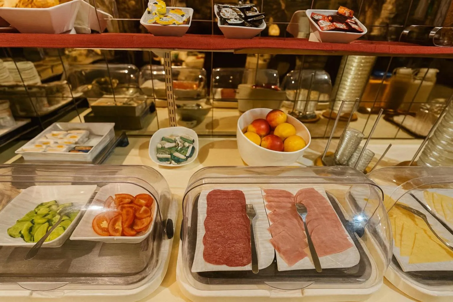 Buffet breakfast in Apartments Atomis Hotel Düsseldorf City