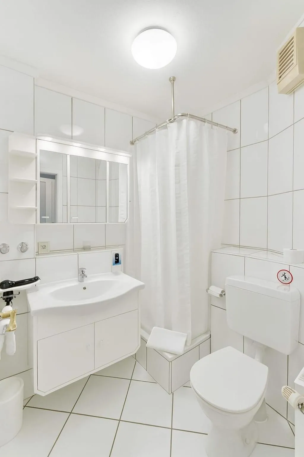 Bathroom in Apartments Atomis Hotel Düsseldorf City