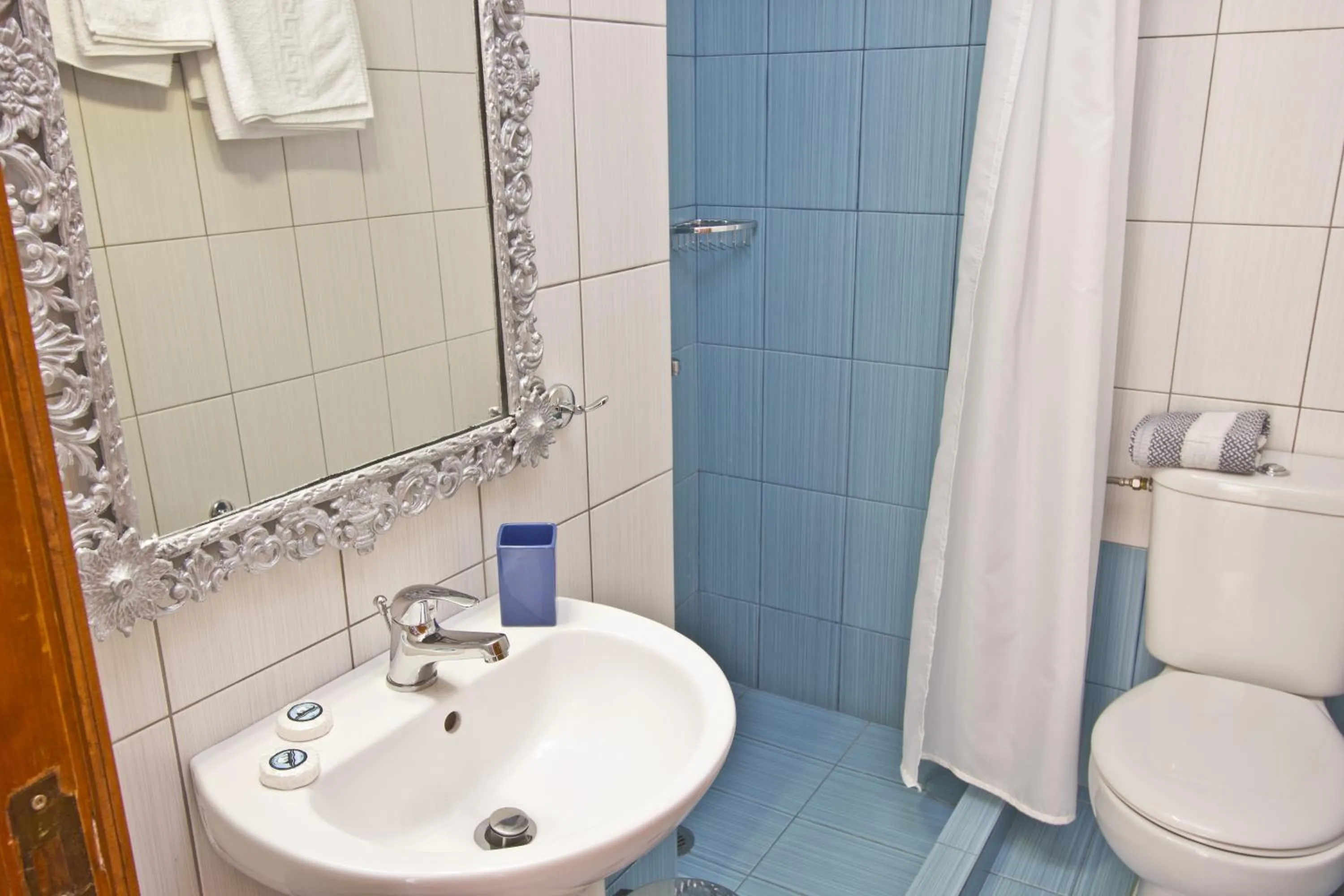 Shower in Dorian Hotel