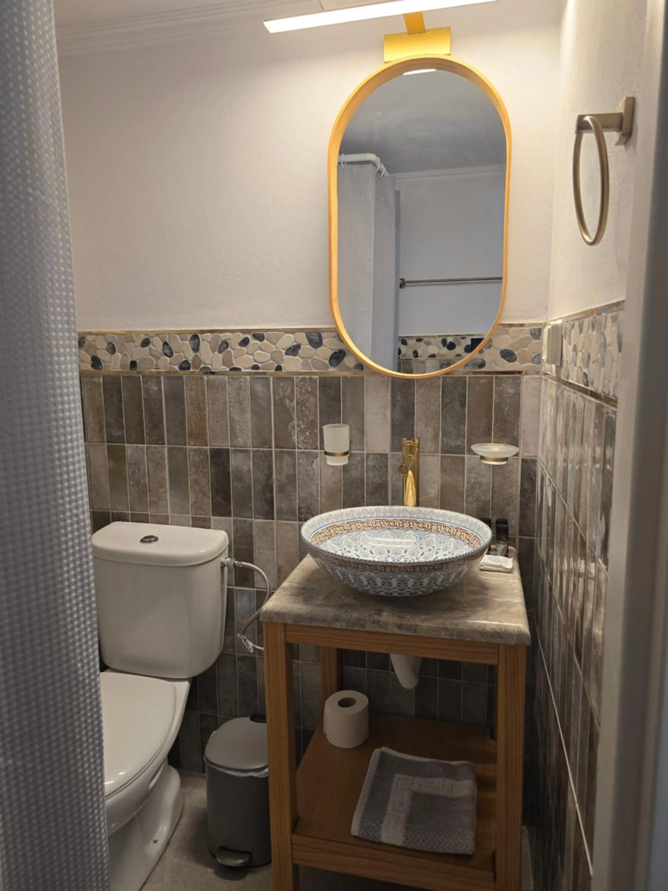 Shower in Dorian Hotel