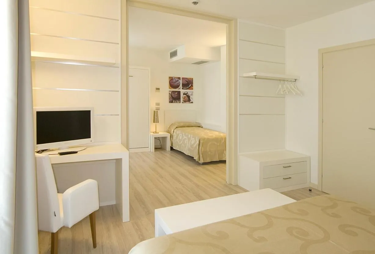 Photo of the whole room, Bed in Hotel Vienna