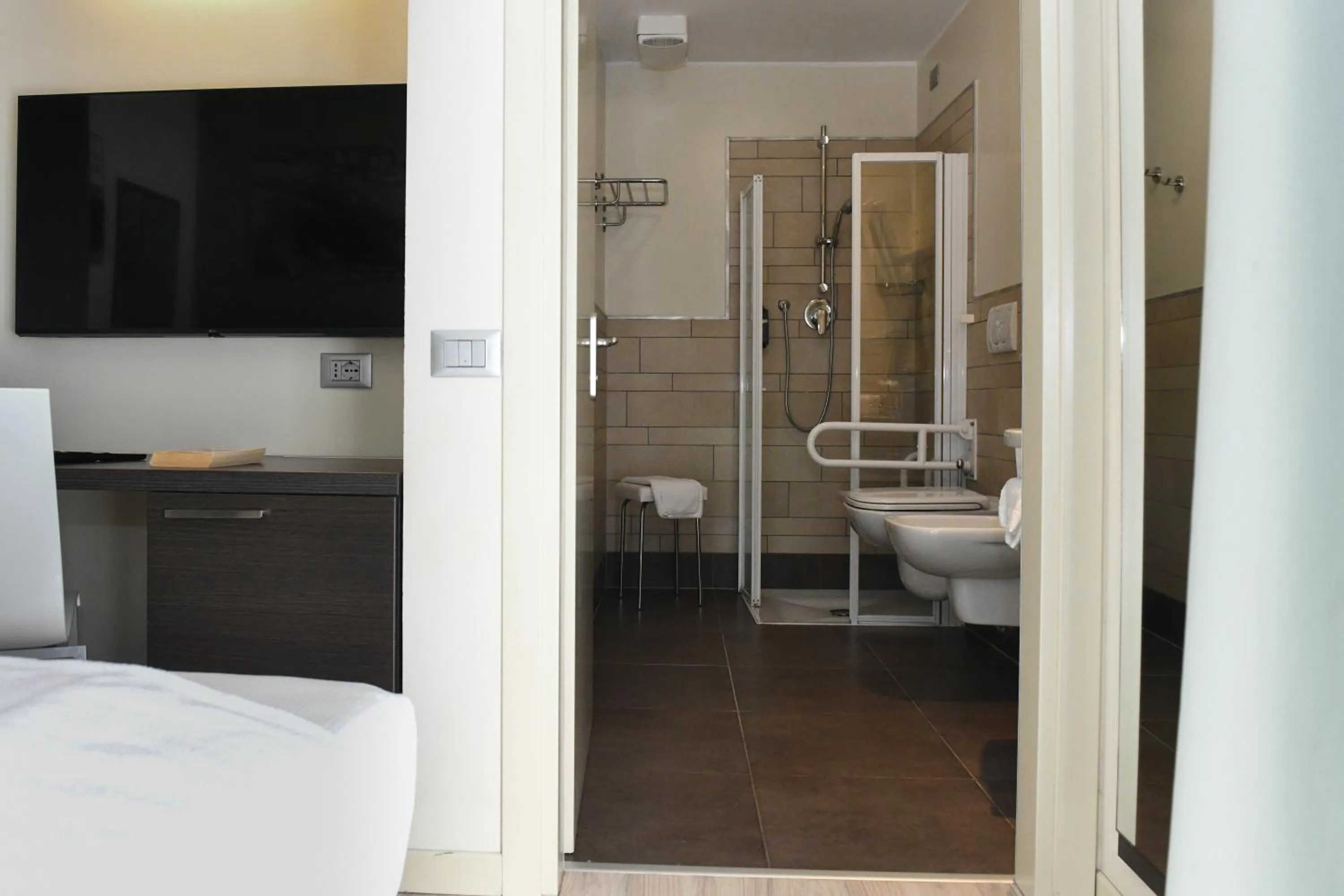 Bathroom, Bed in Hotel Vienna