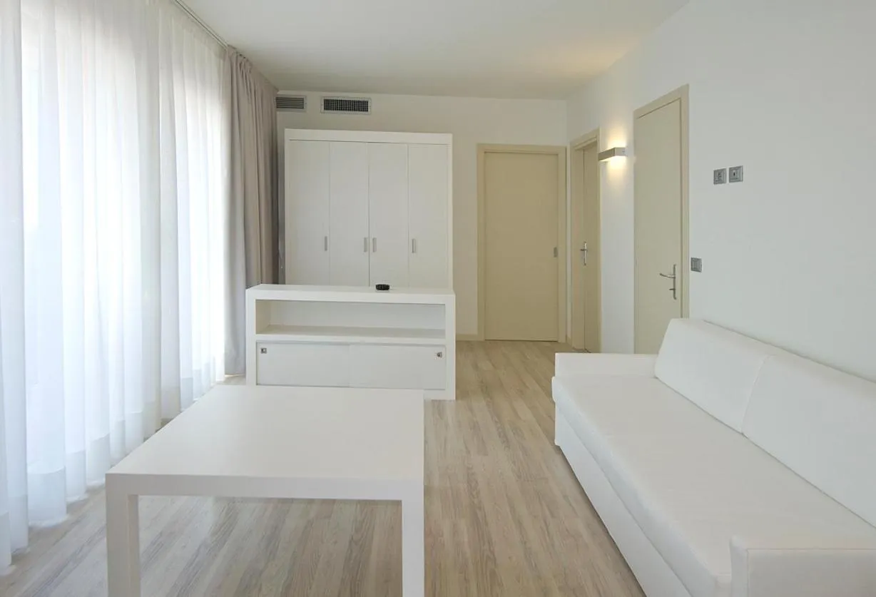 Dining area, Bed in Hotel Vienna