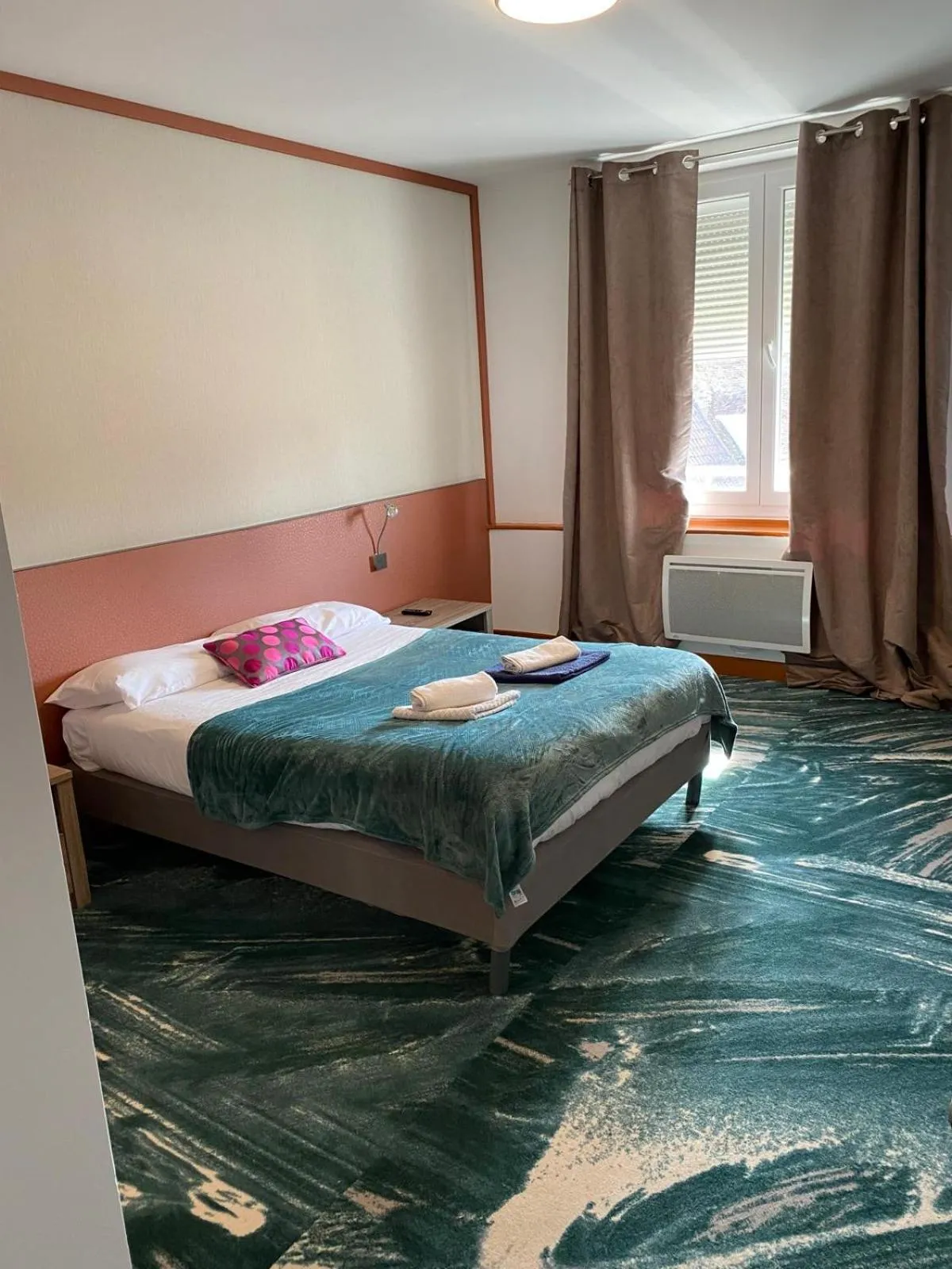 Bed in Hôtel Le Saint Amand