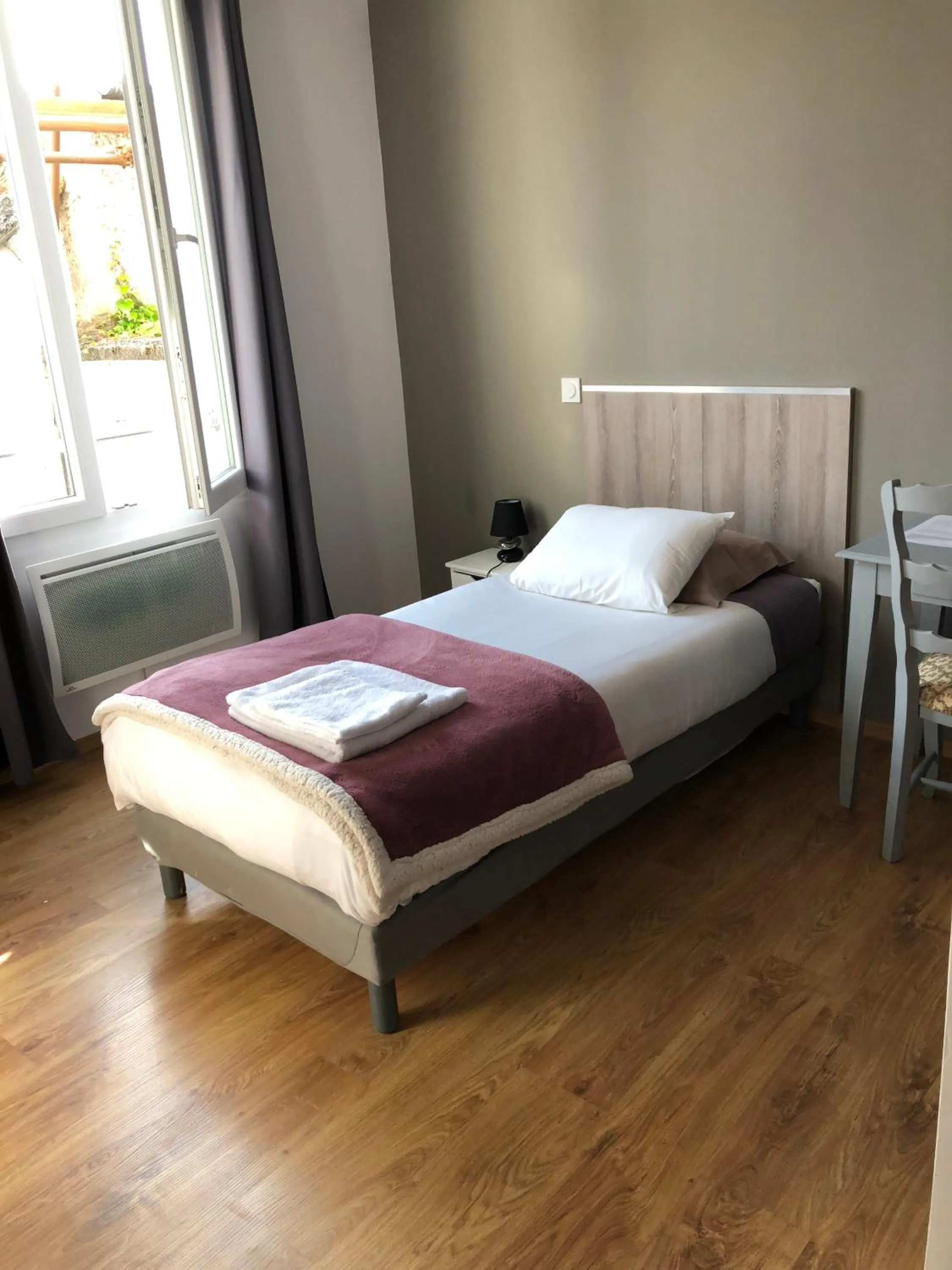 Bed in Hôtel Le Saint Amand