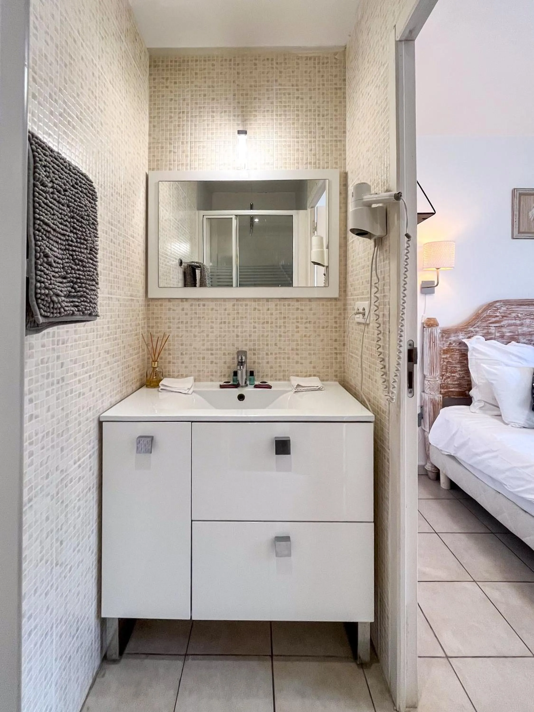 Bathroom, Bed in Hôtel Villa Maya - Golfe de Saint-Tropez