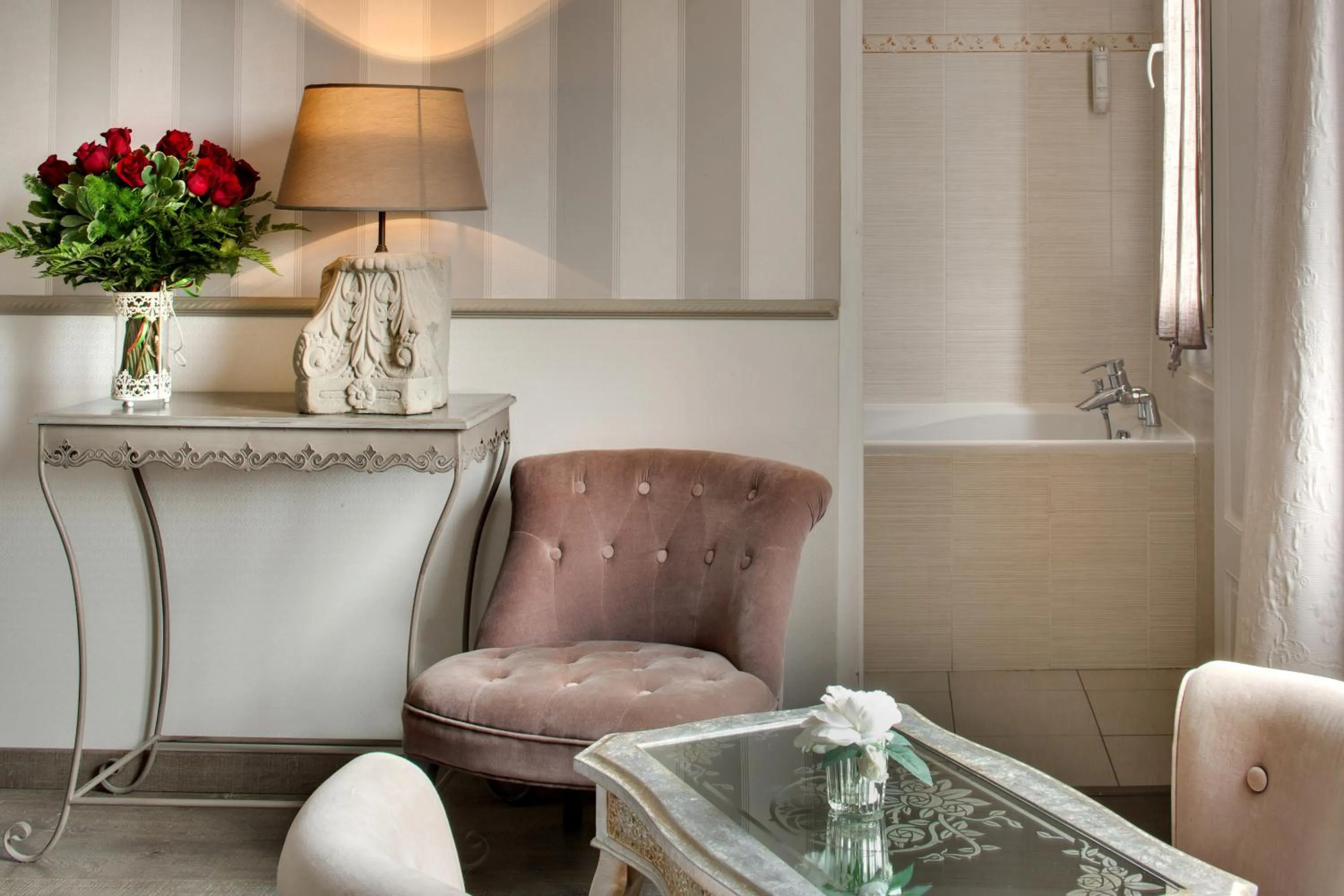 Bedroom in Hotel La Roseraie