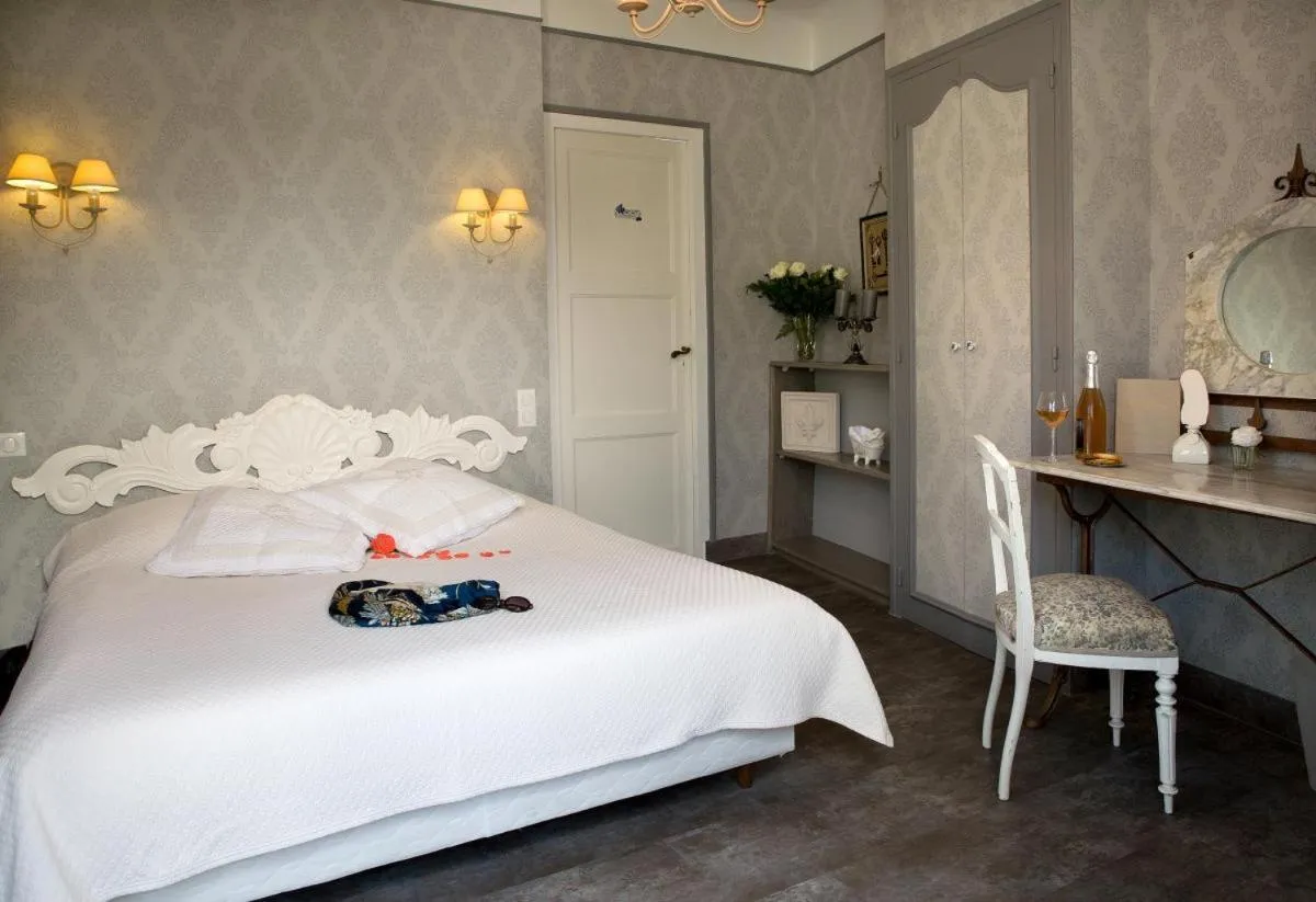 Bed in Hotel La Roseraie