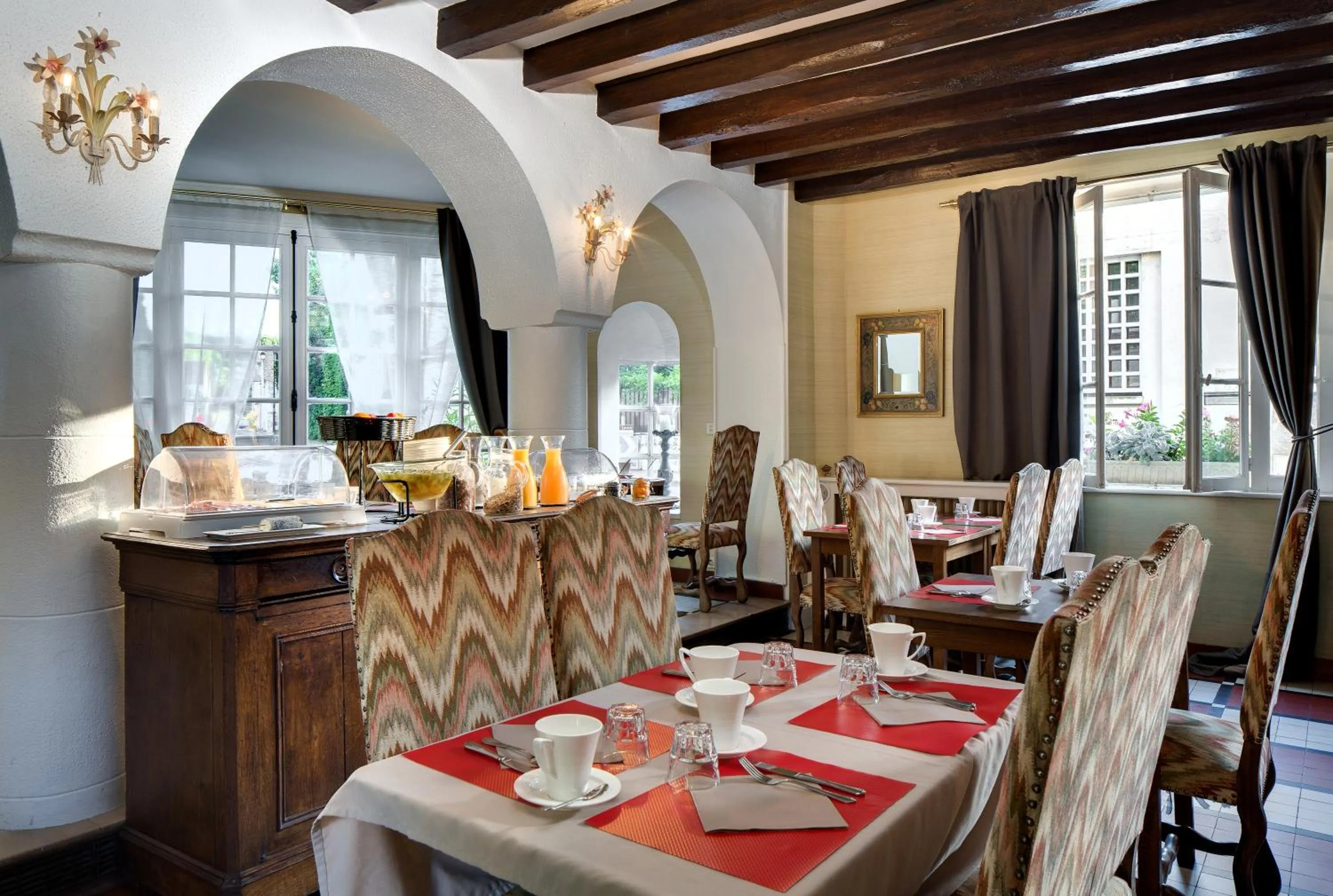 Restaurant/places to eat in Hotel La Roseraie