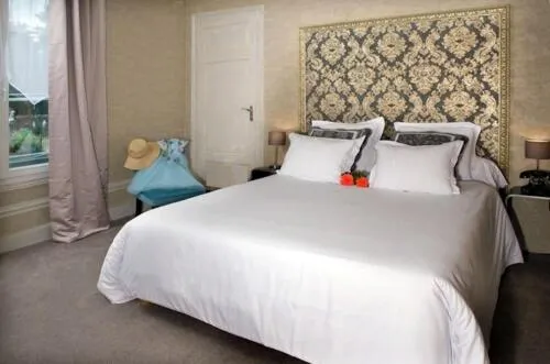 Bed in Hotel La Roseraie