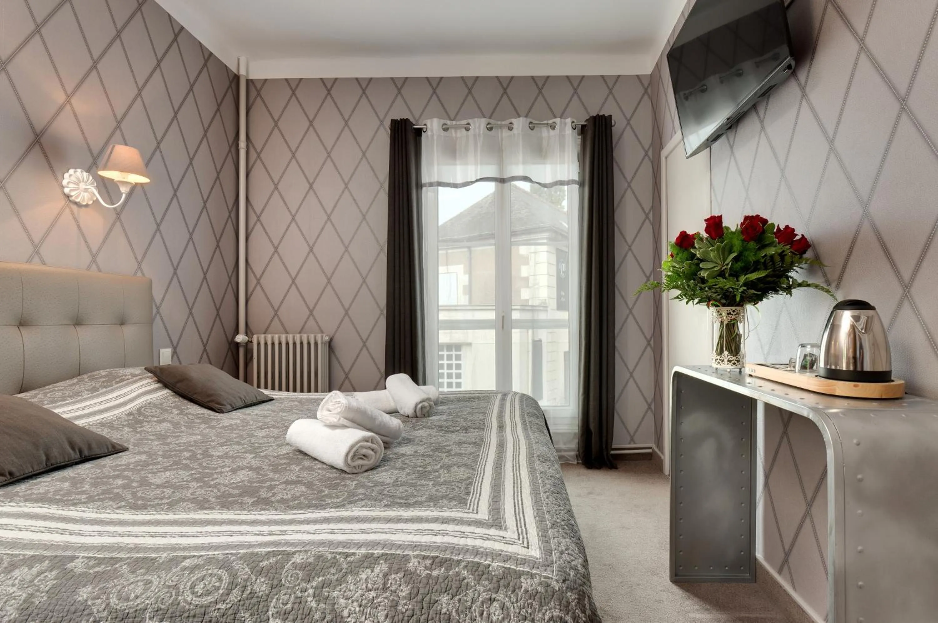 Bed in Hotel La Roseraie