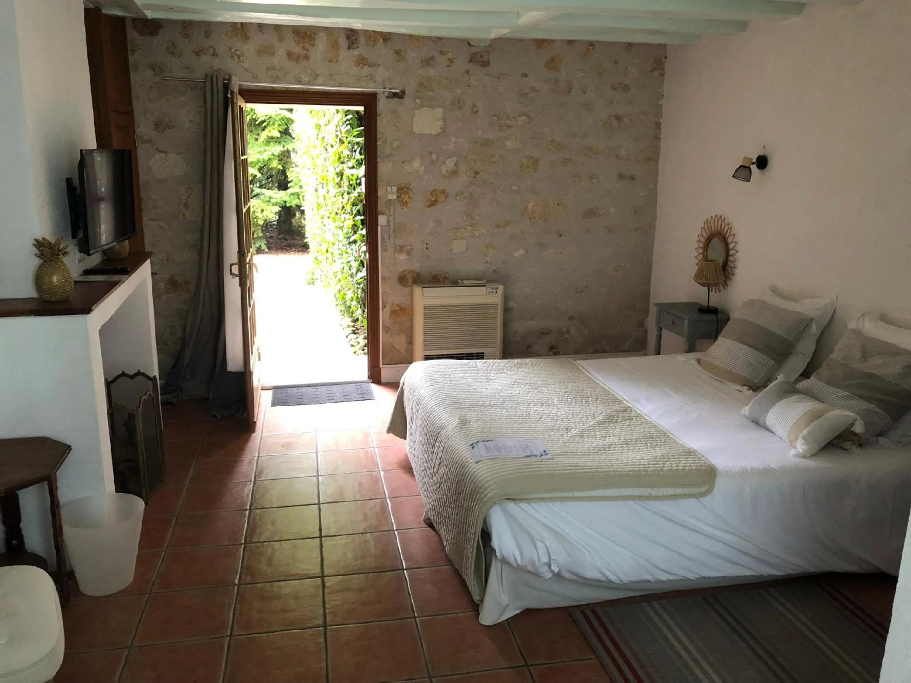 Bed in Hotel La Roseraie