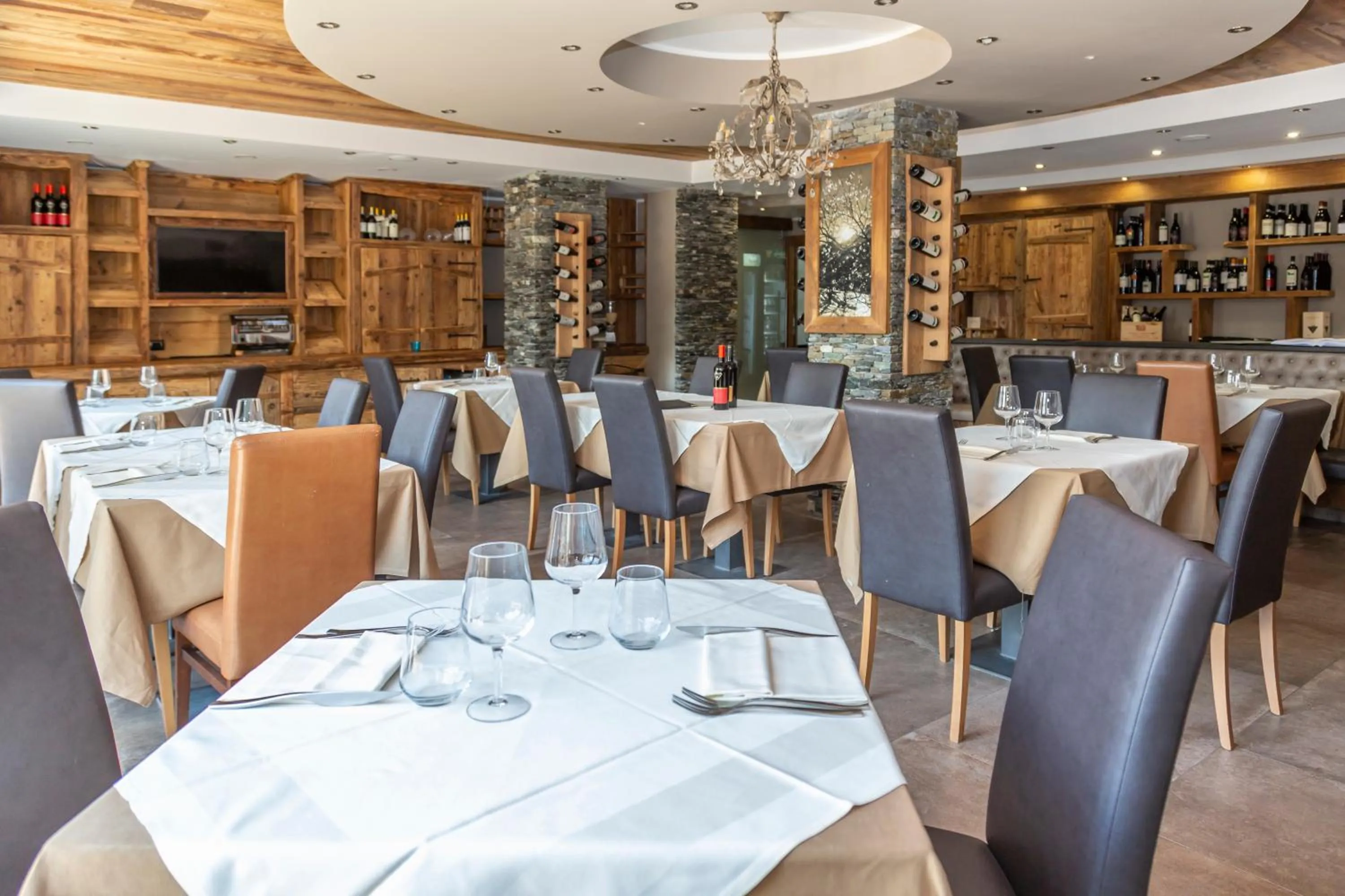 Restaurant/places to eat in Hotel K2