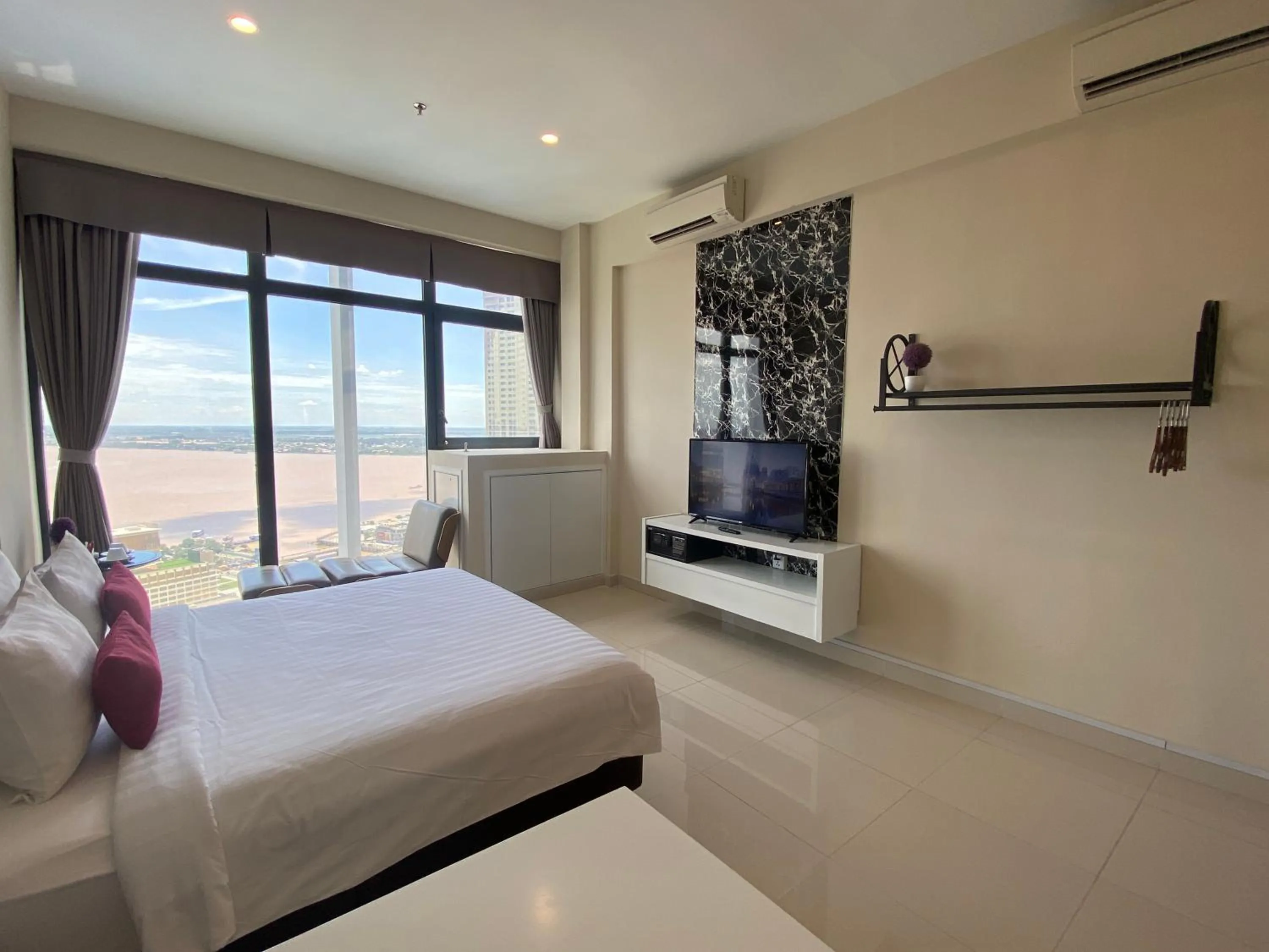 Bedroom, Bed in The Bridge Club