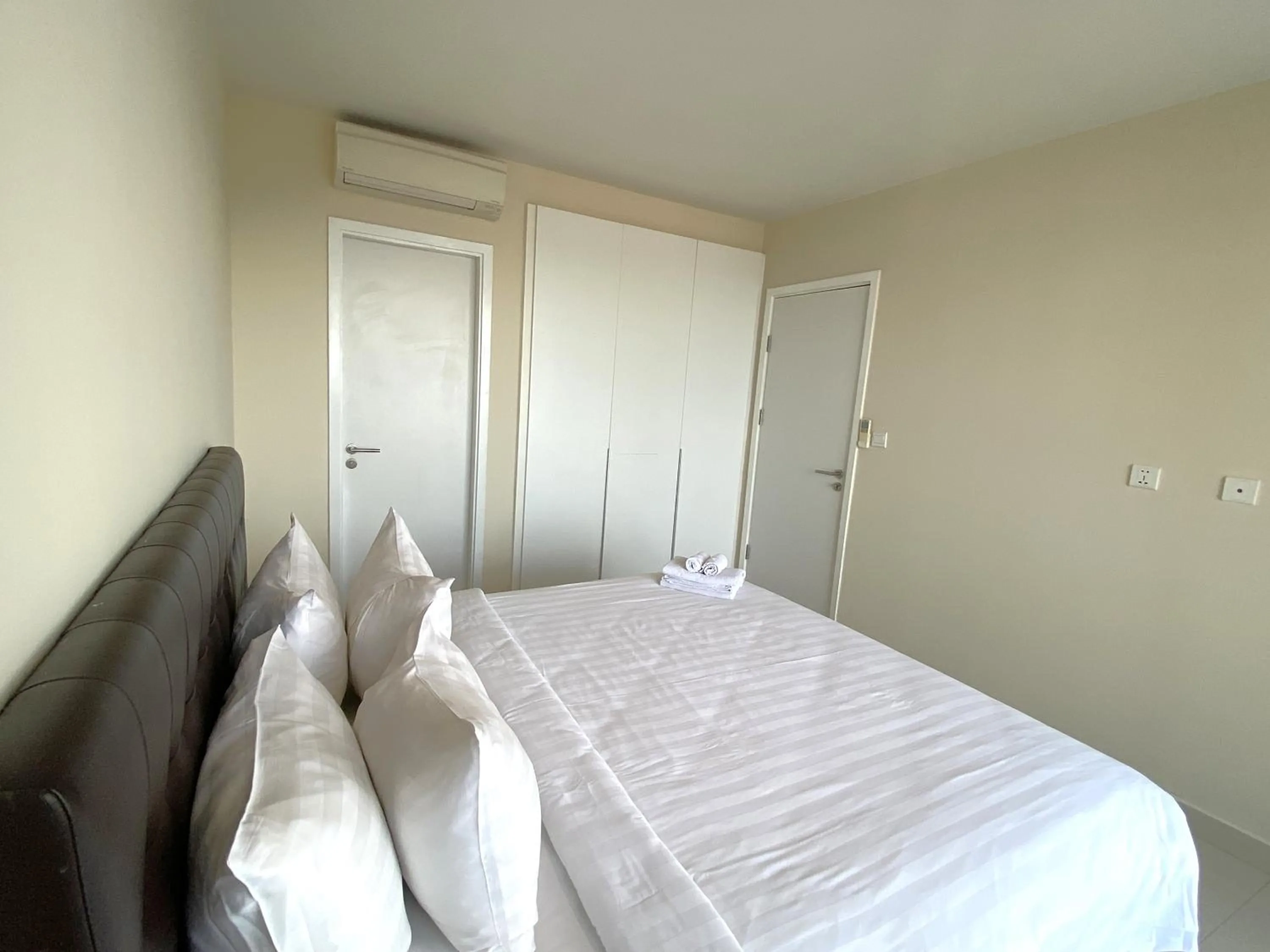 Bed in The Bridge Club