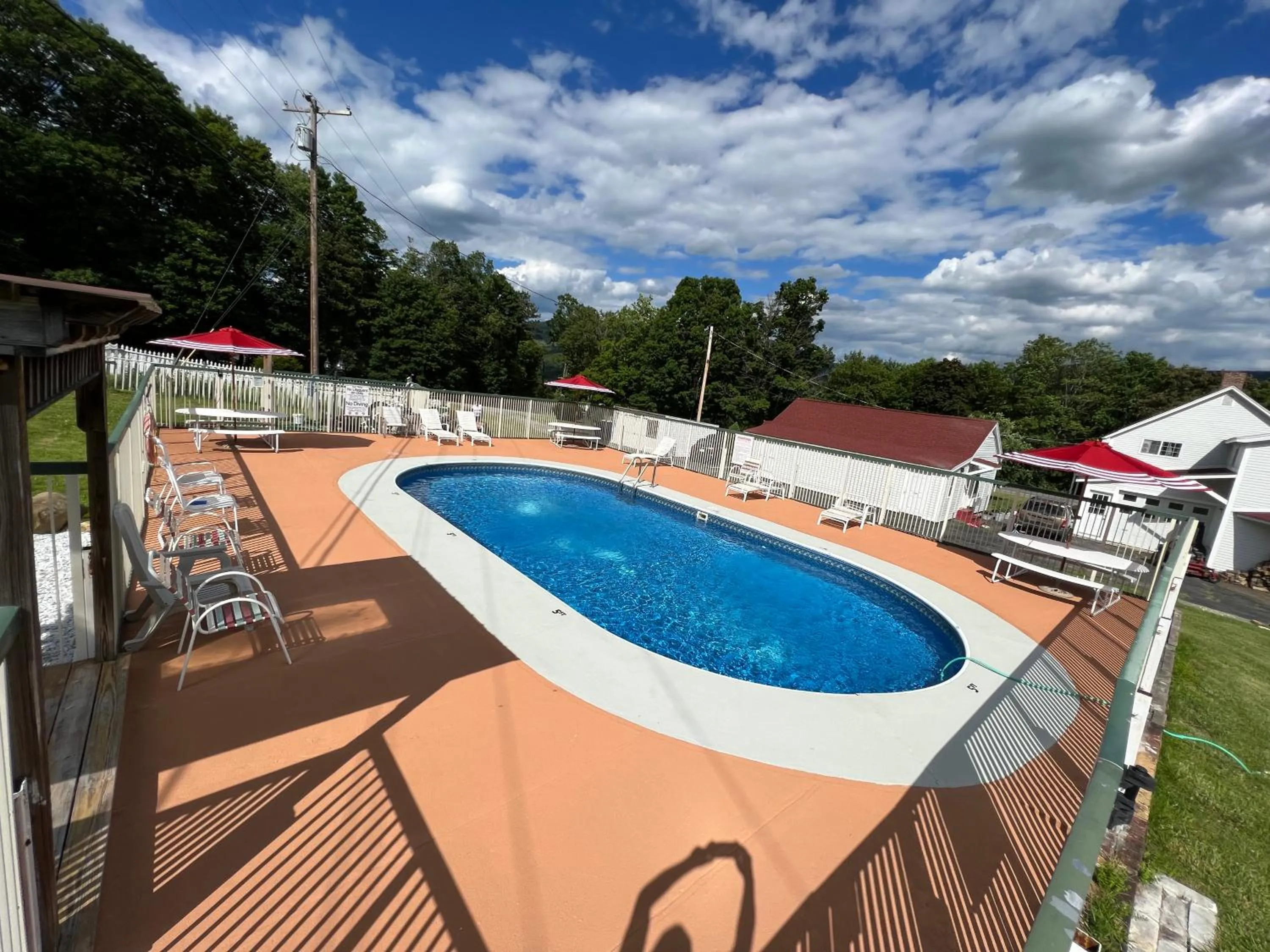 Swimming pool in Four Winds Country Motel
