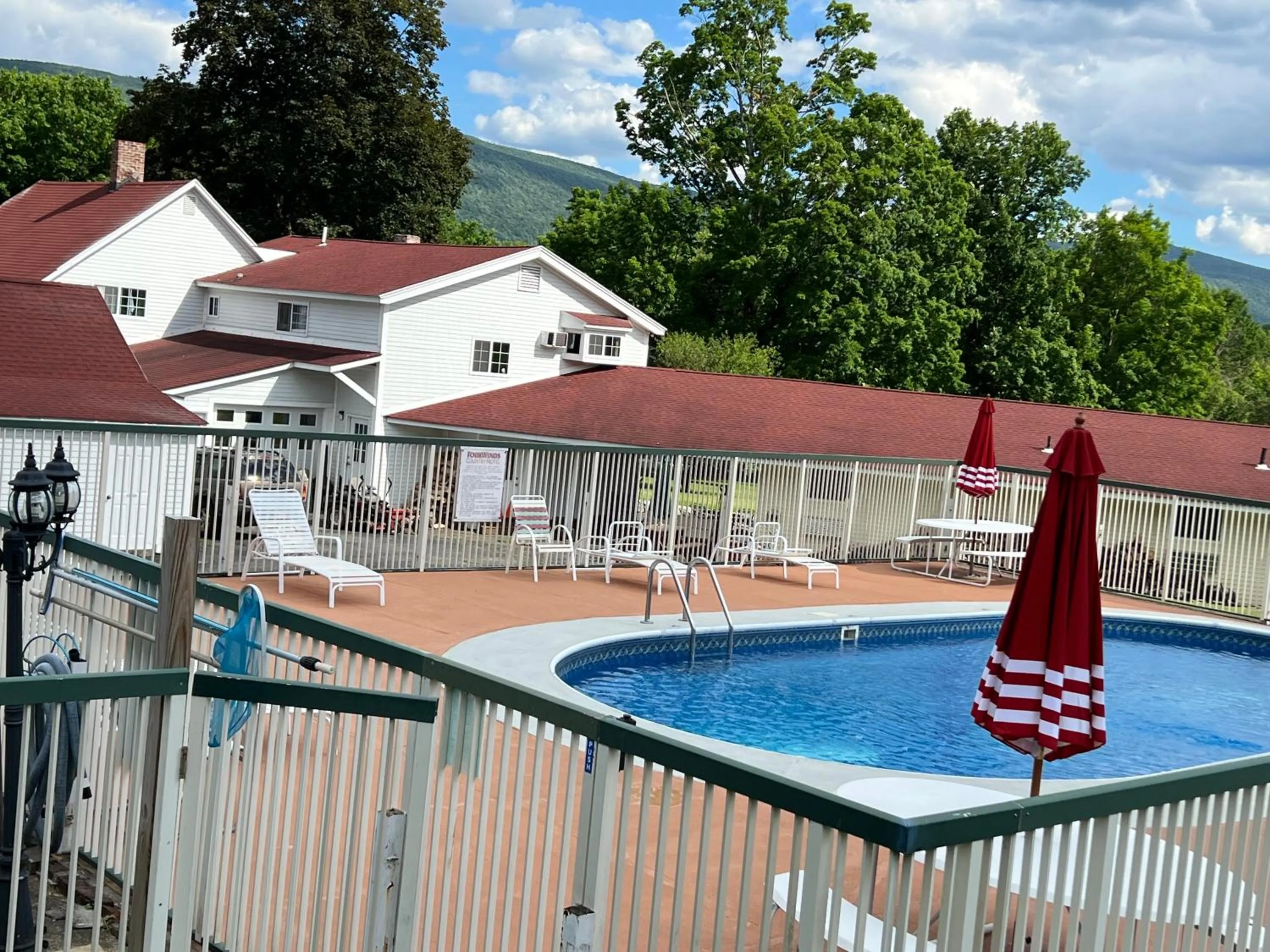 Swimming pool in Four Winds Country Motel