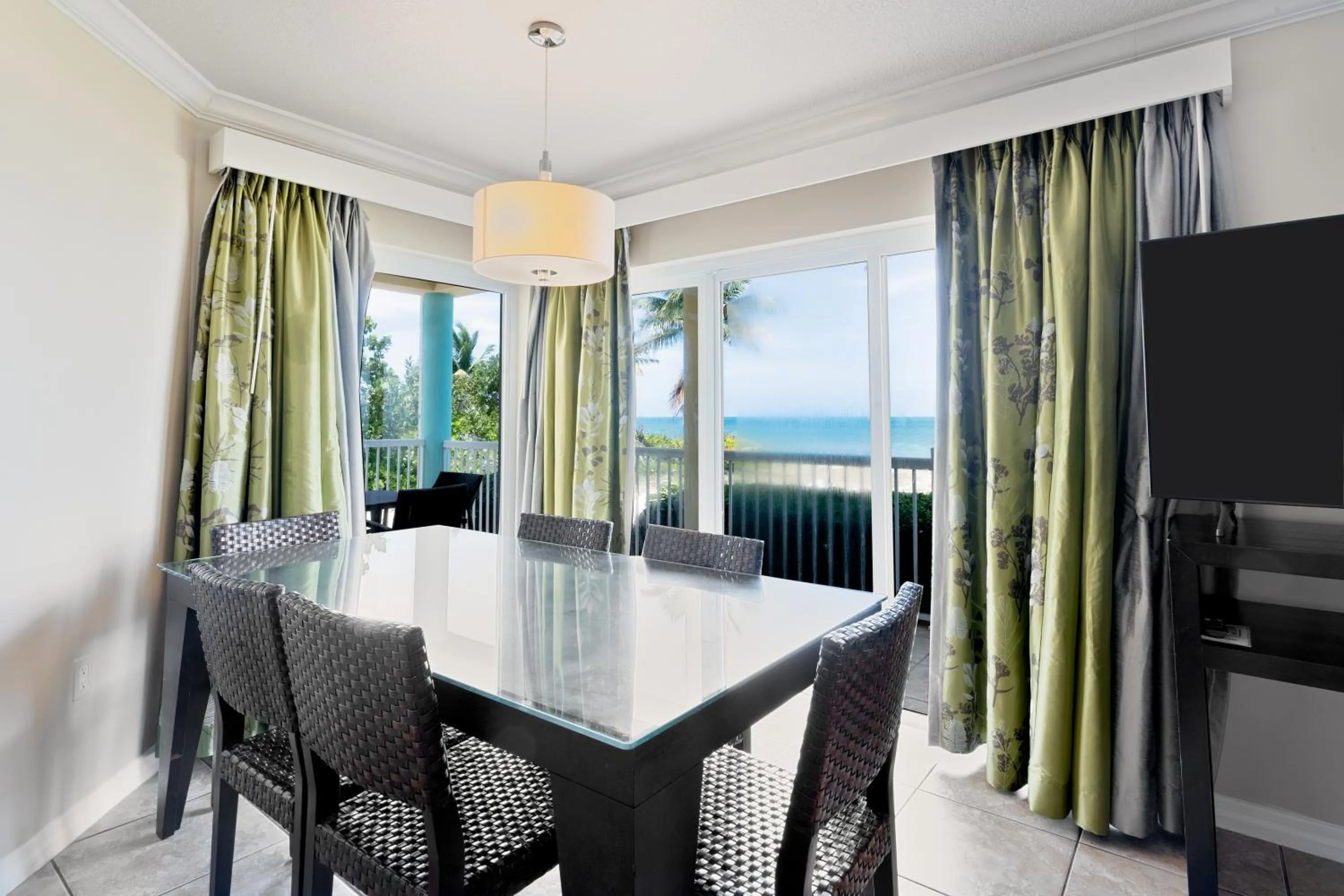 Dining area in Holiday Inn Resort Grand Cayman by IHG