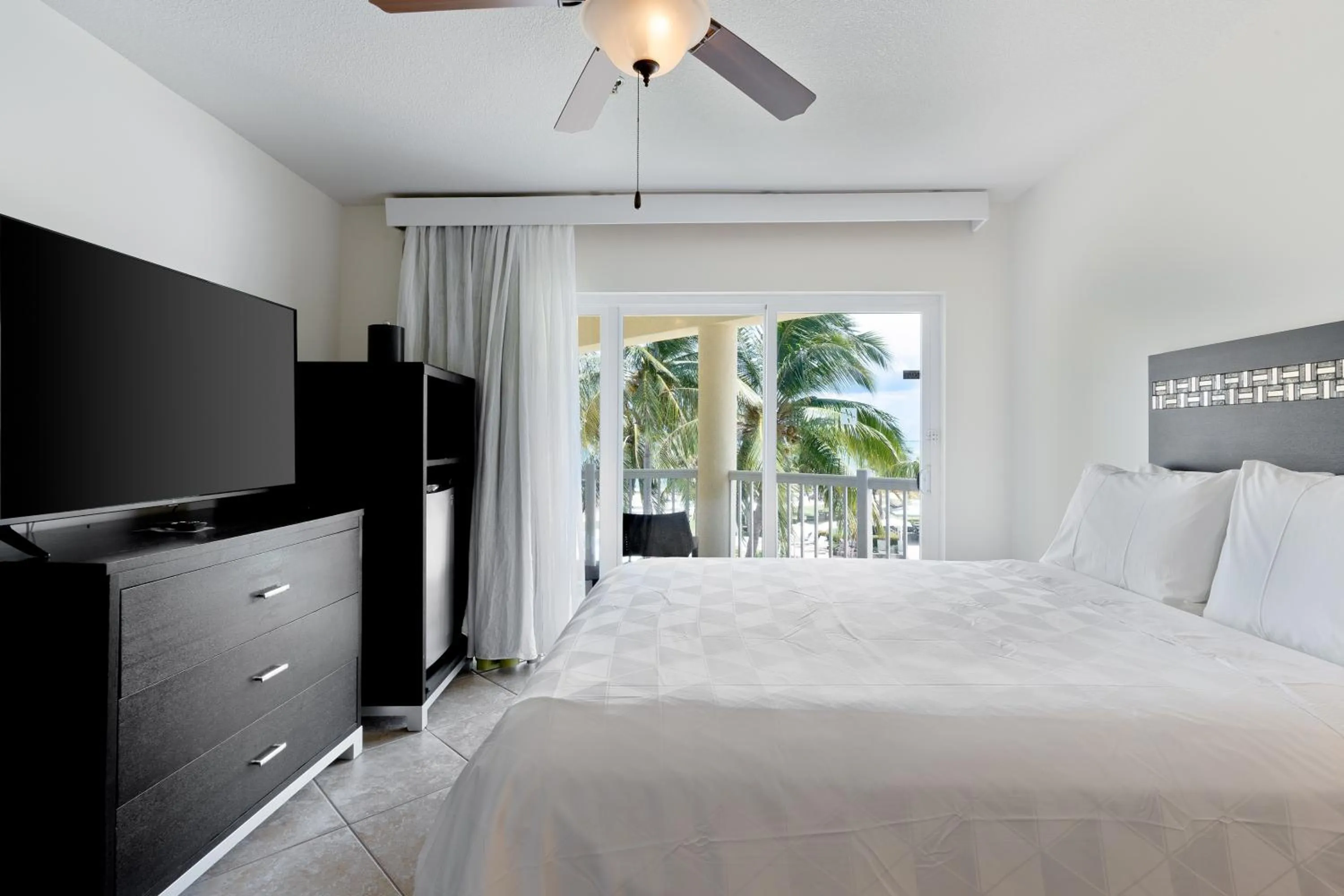 Bedroom, Bed in Holiday Inn Resort Grand Cayman by IHG