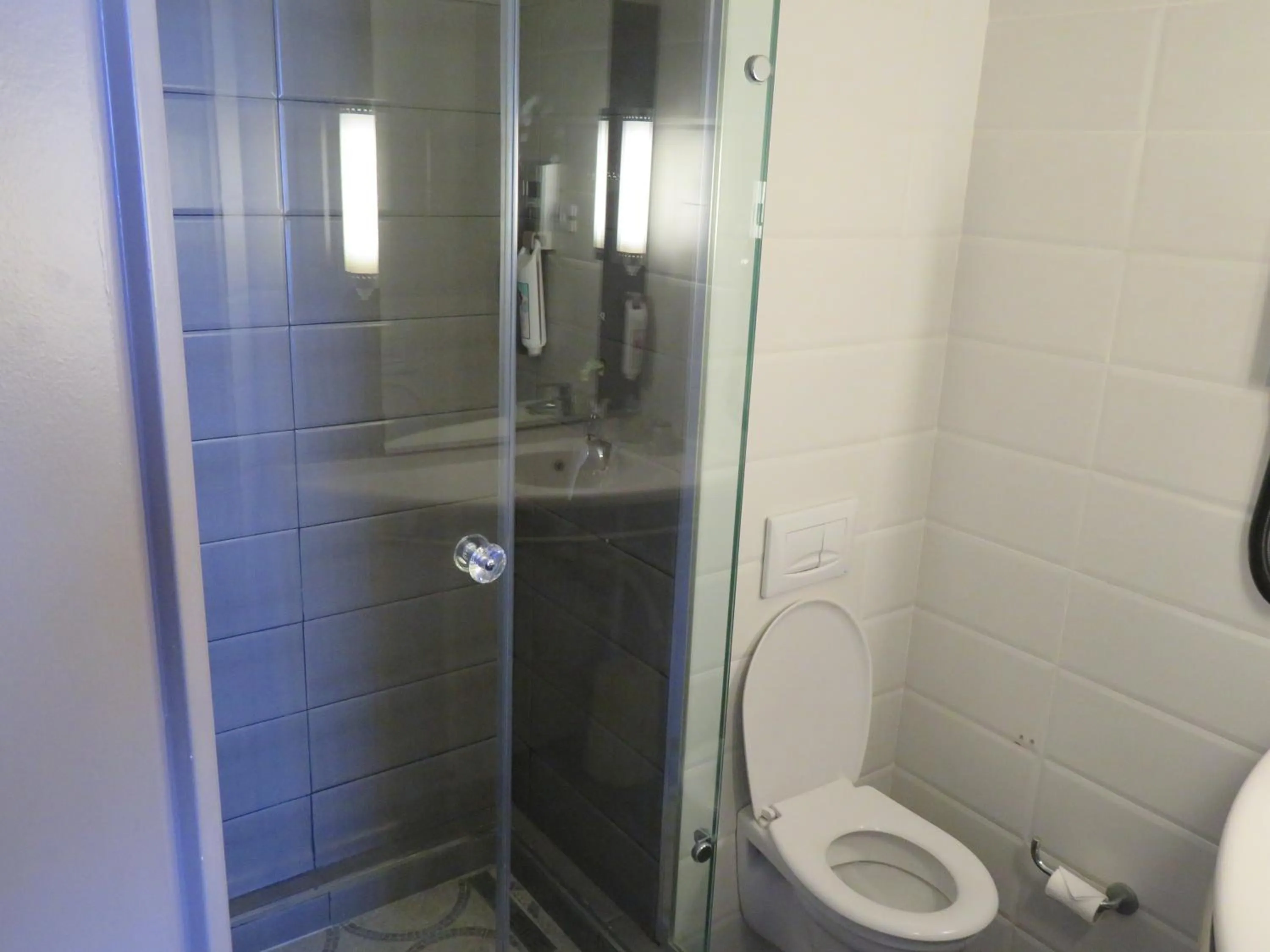 Shower in ibis Oran les Falaises
