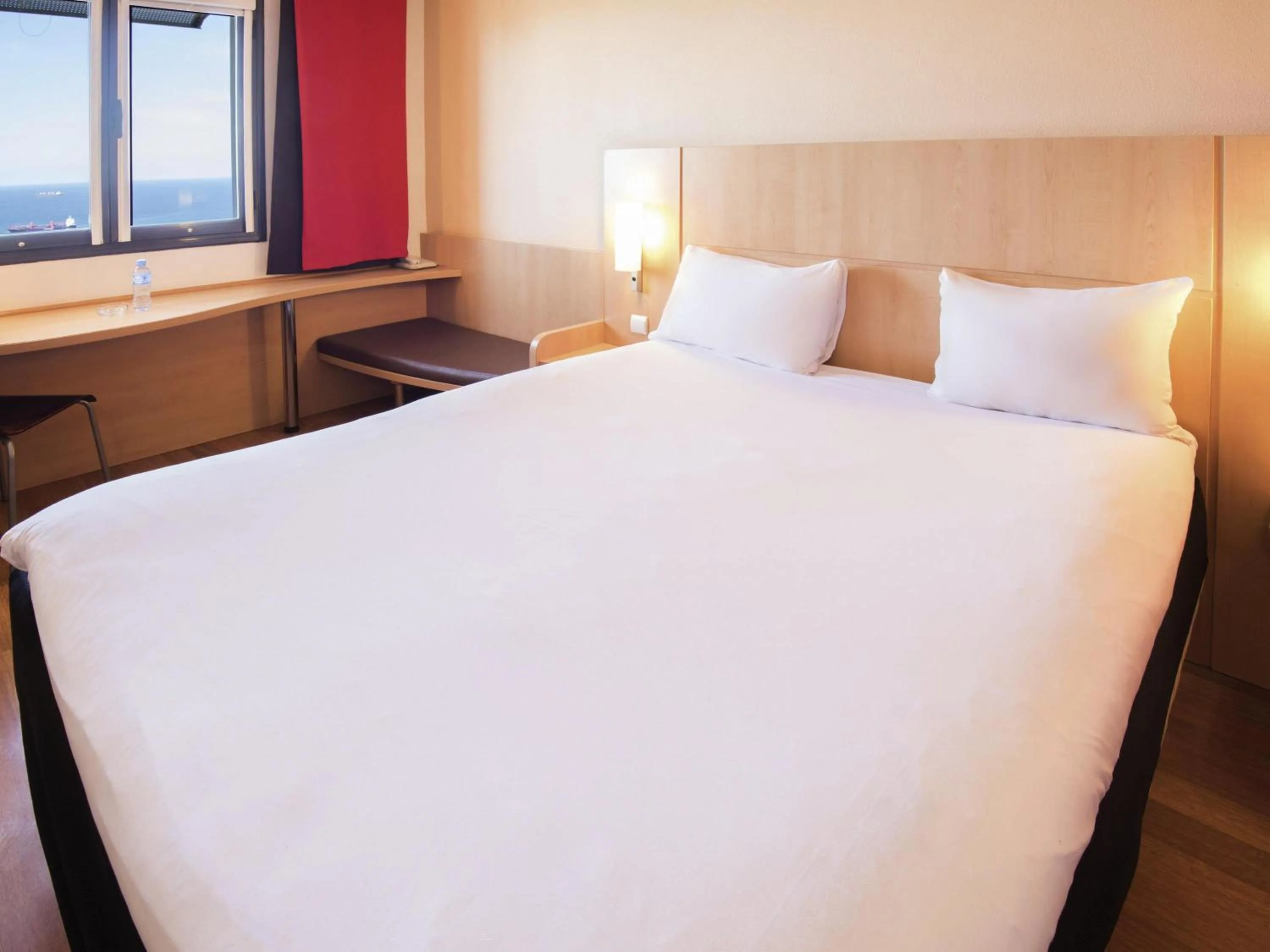 Bedroom, Bed in ibis Oran les Falaises