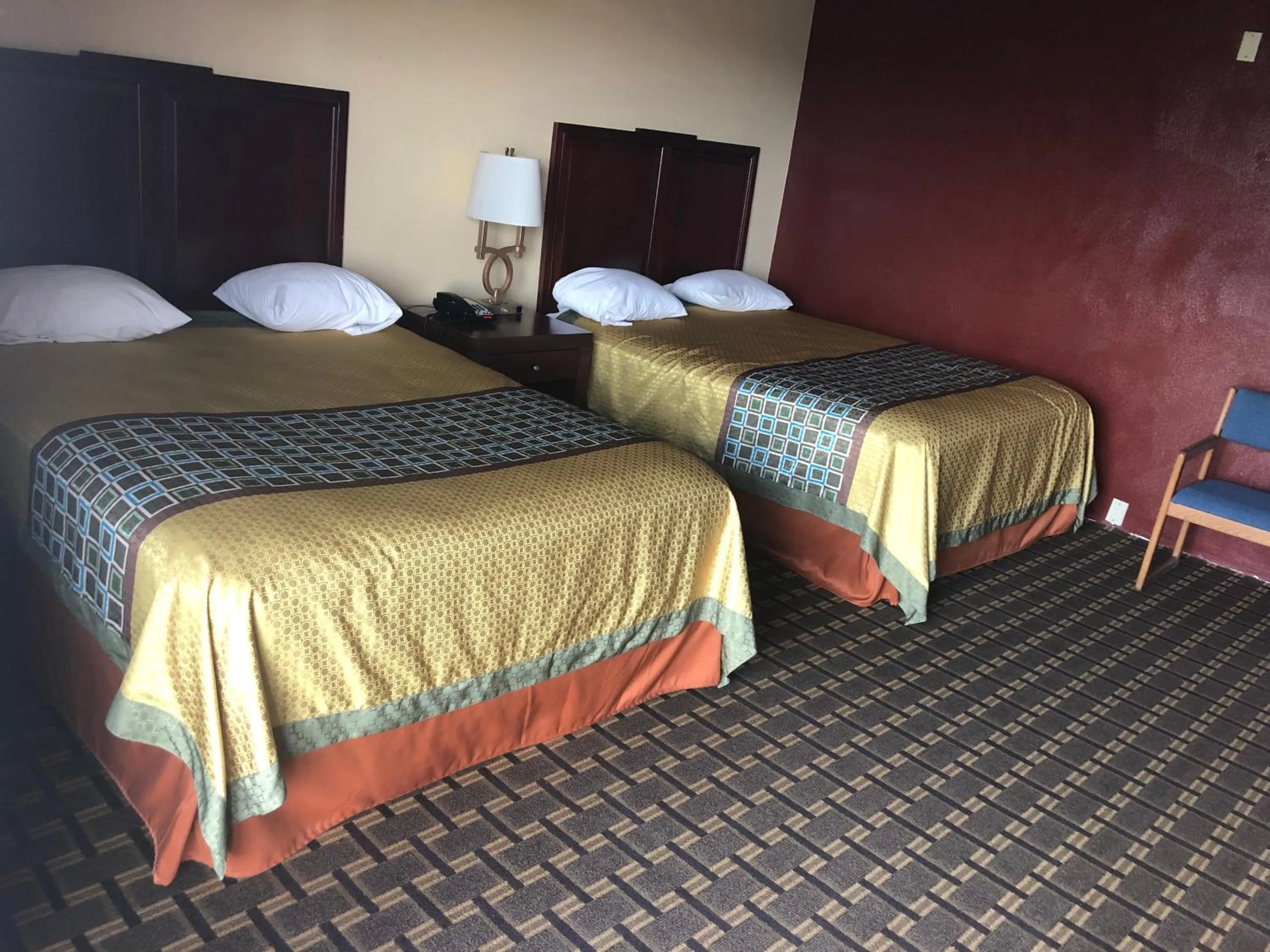 Bed in Budget Inn Motel