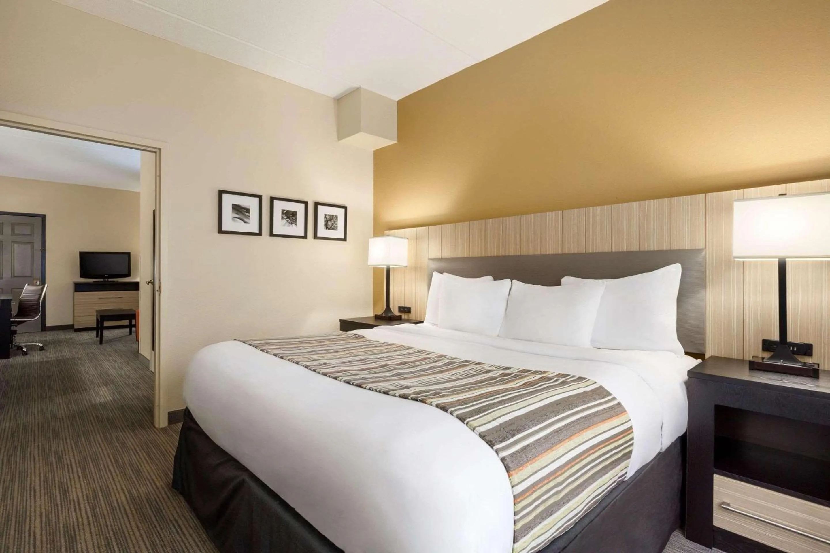 Bedroom, Bed in Country Inn & Suites by Radisson, Dalton, GA