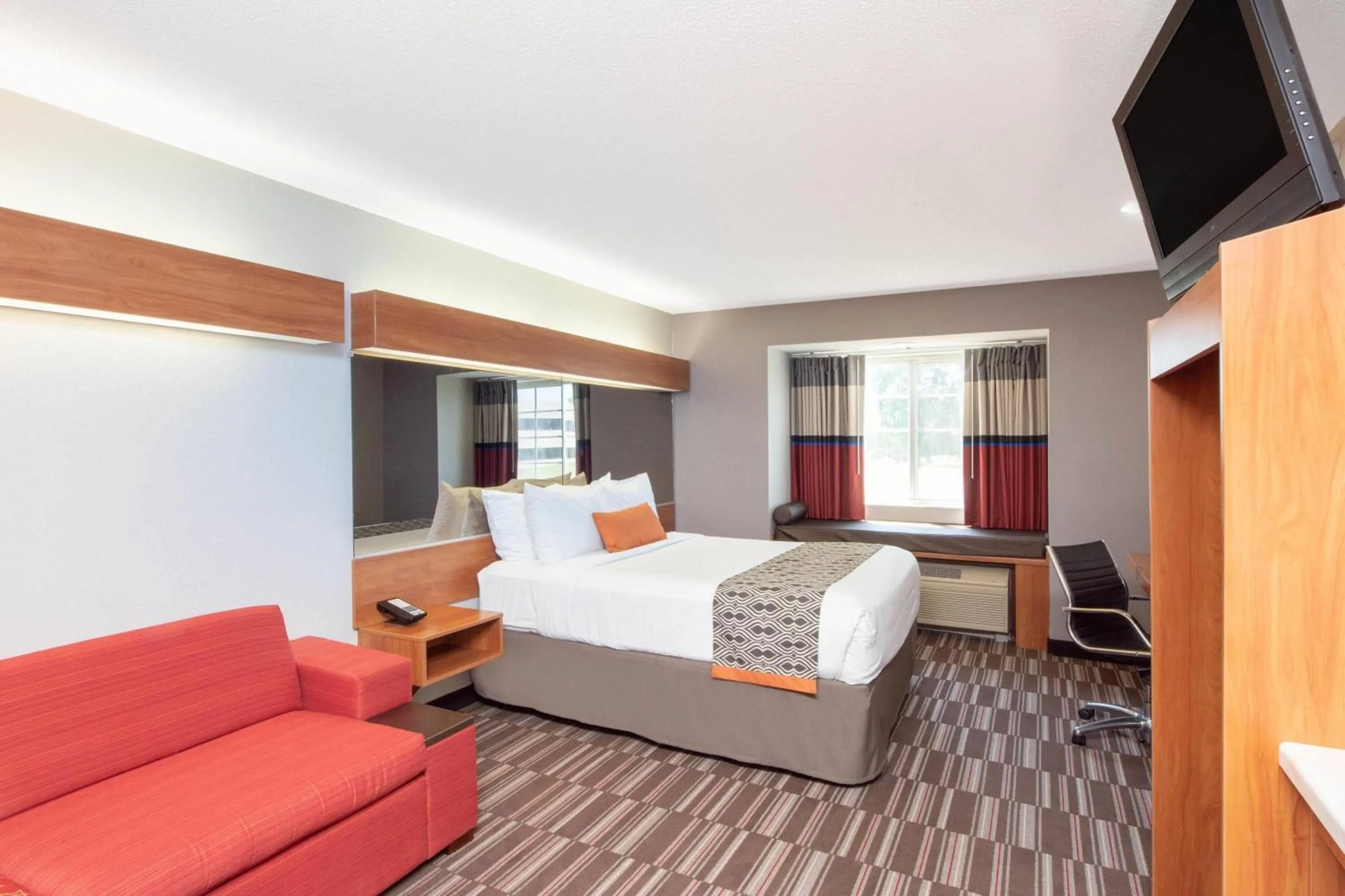 Photo of the whole room, Bed in Microtel Inn & Suites by Wyndham Springfield