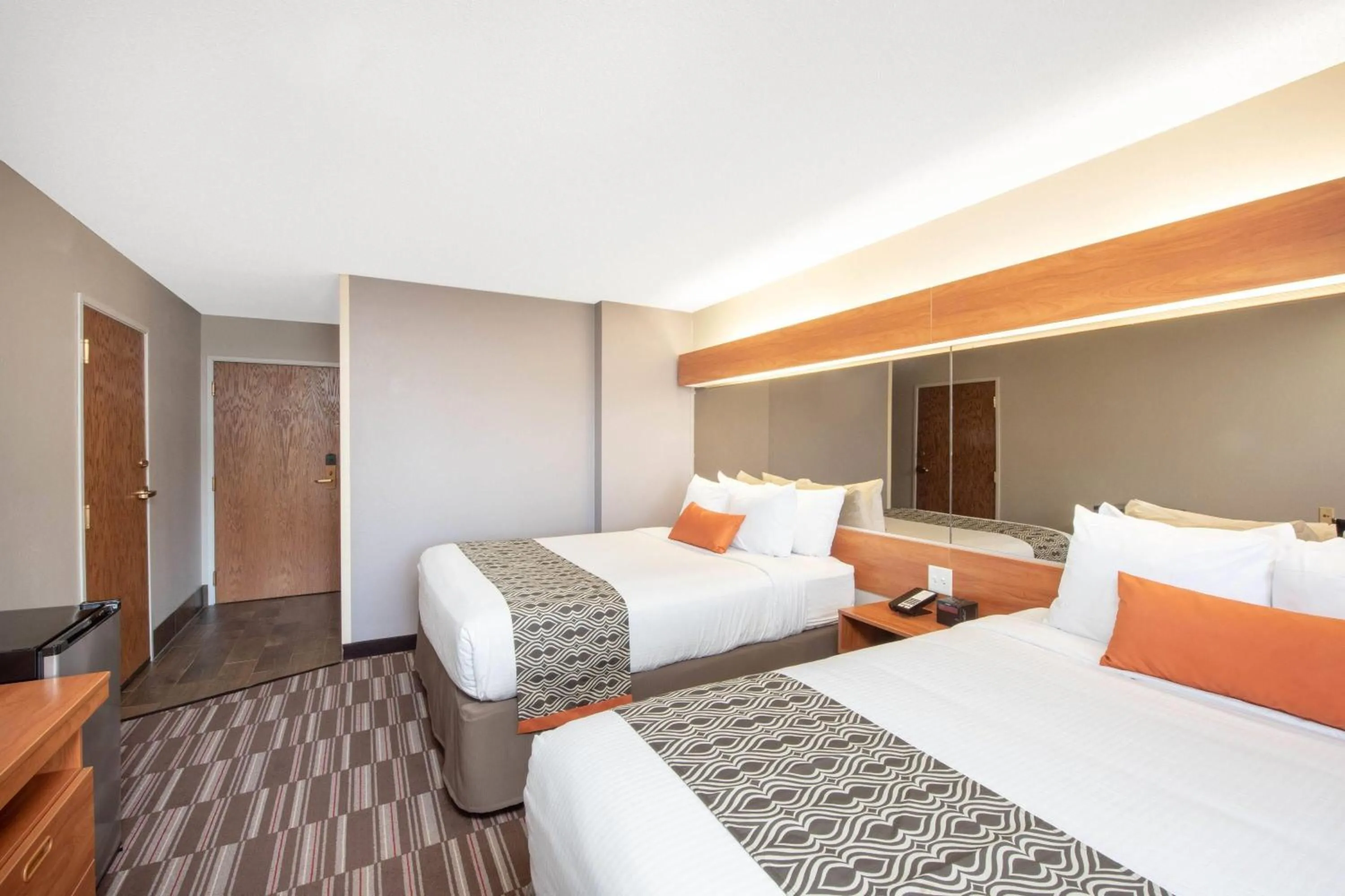 Photo of the whole room, Bed in Microtel Inn & Suites by Wyndham Springfield