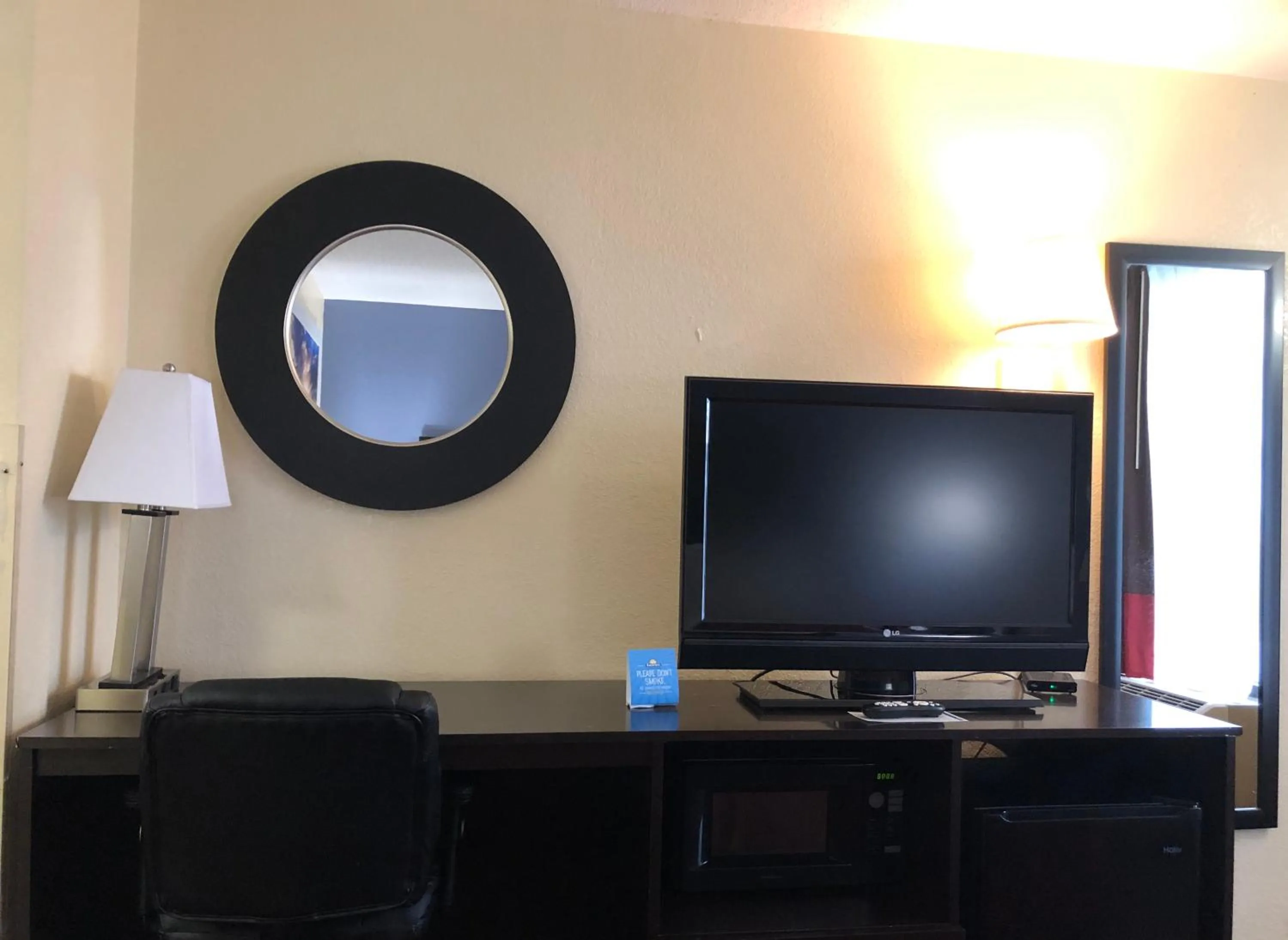 TV and multimedia in Days Inn by Wyndham Easley West Of Greenville/Clemson Area