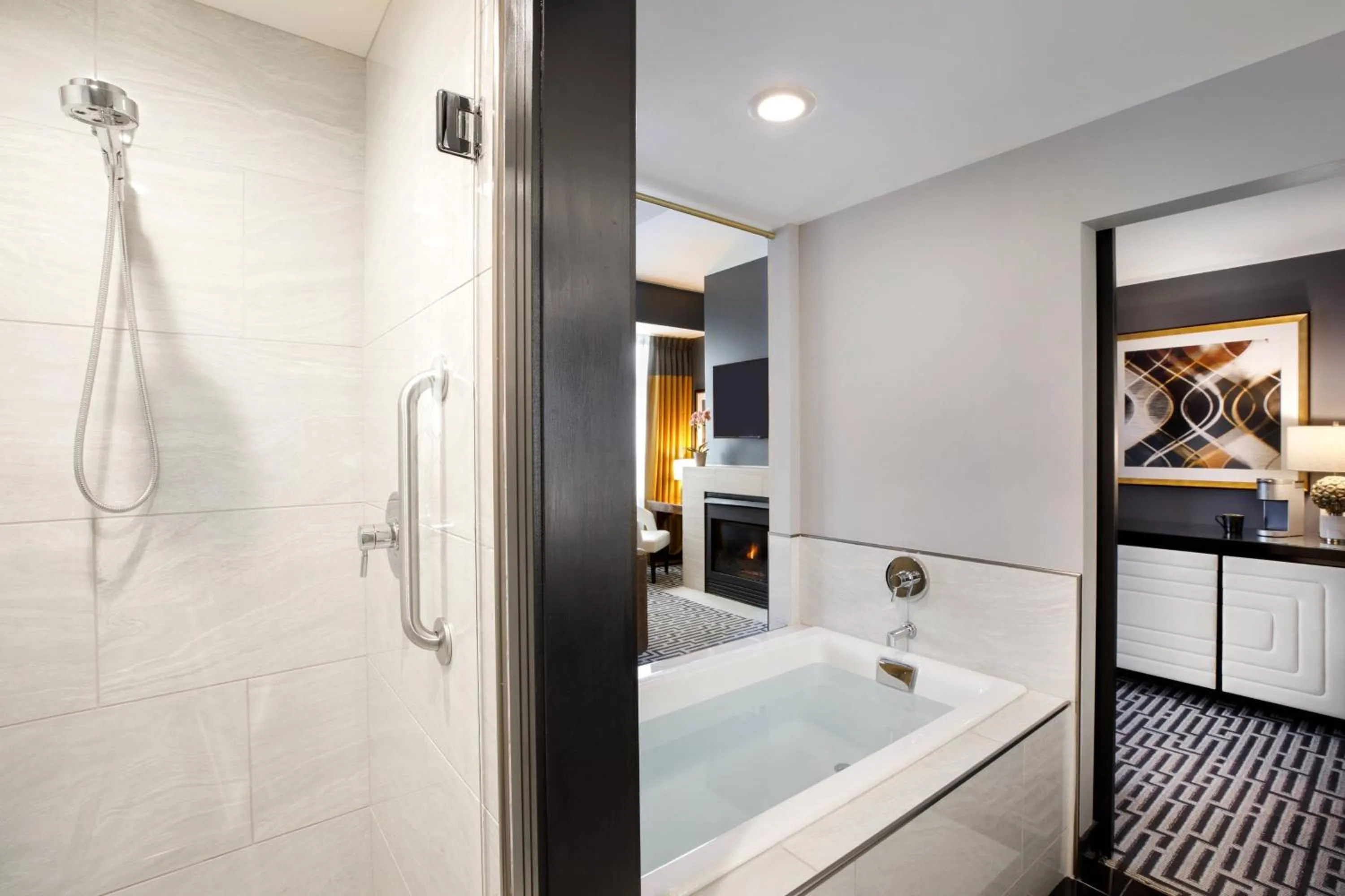 Bathroom, Bed in Hotel Metro, Autograph Collection