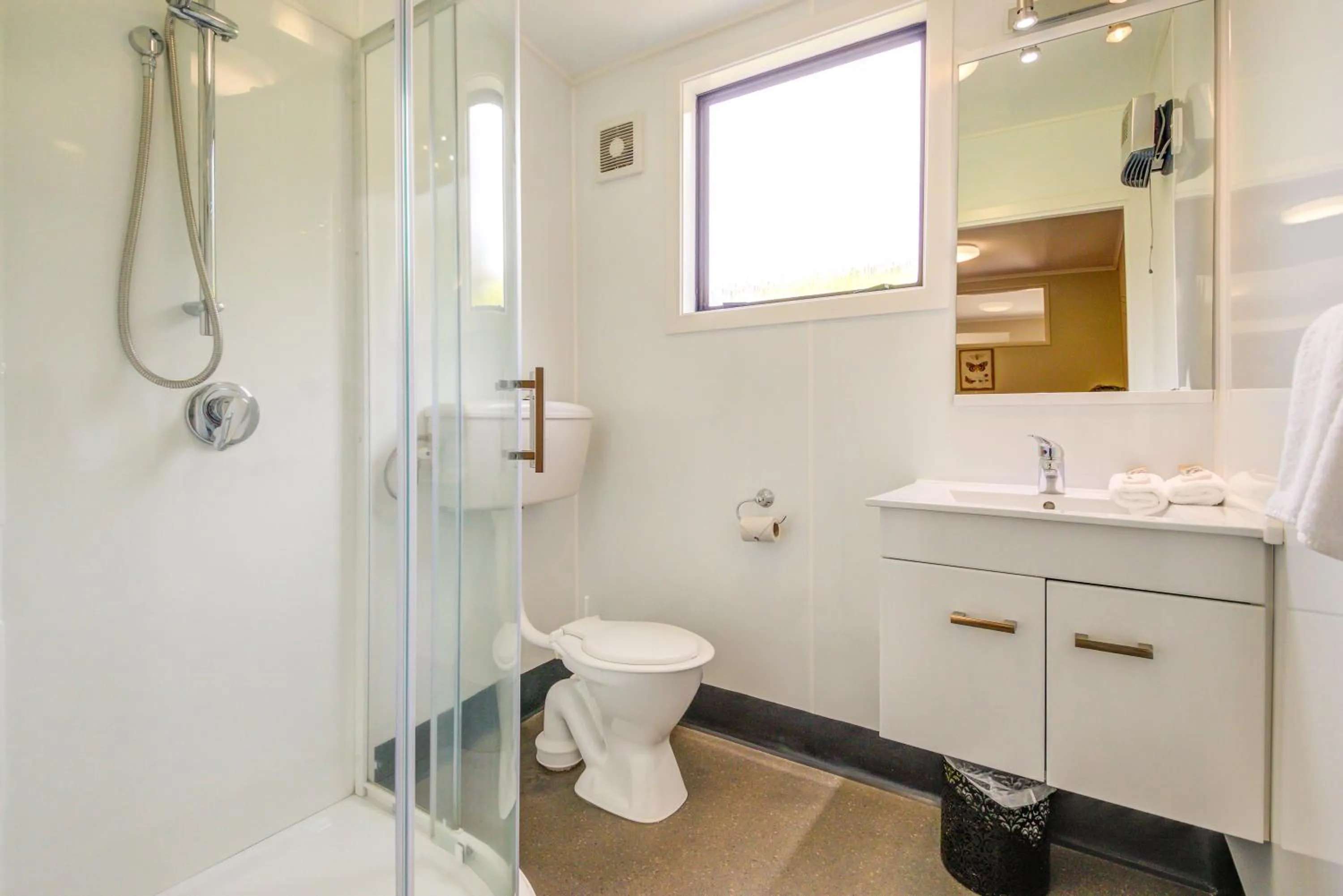 Shower in Te Anau Lakeview Holiday Park & Motels