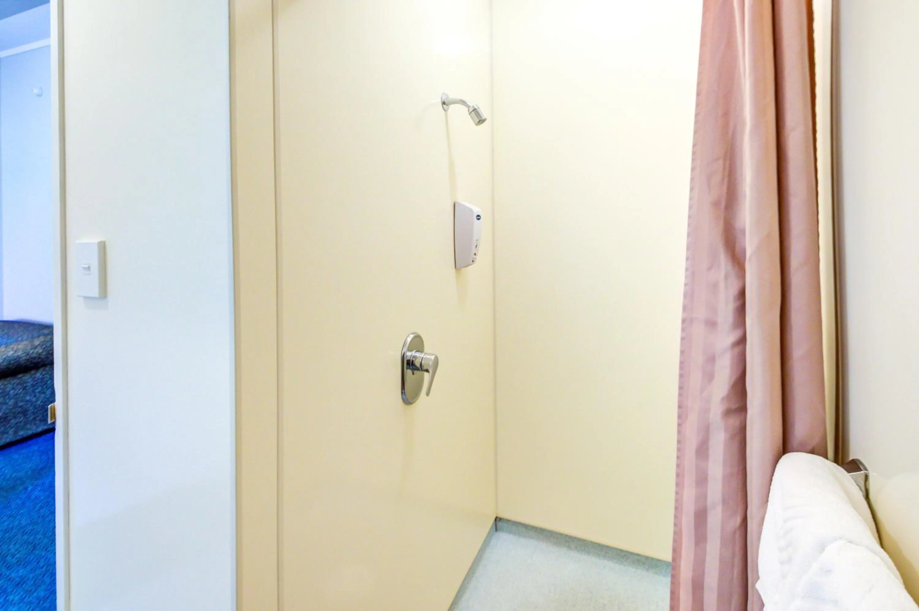 Shower, Bed in Te Anau Lakeview Holiday Park & Motels