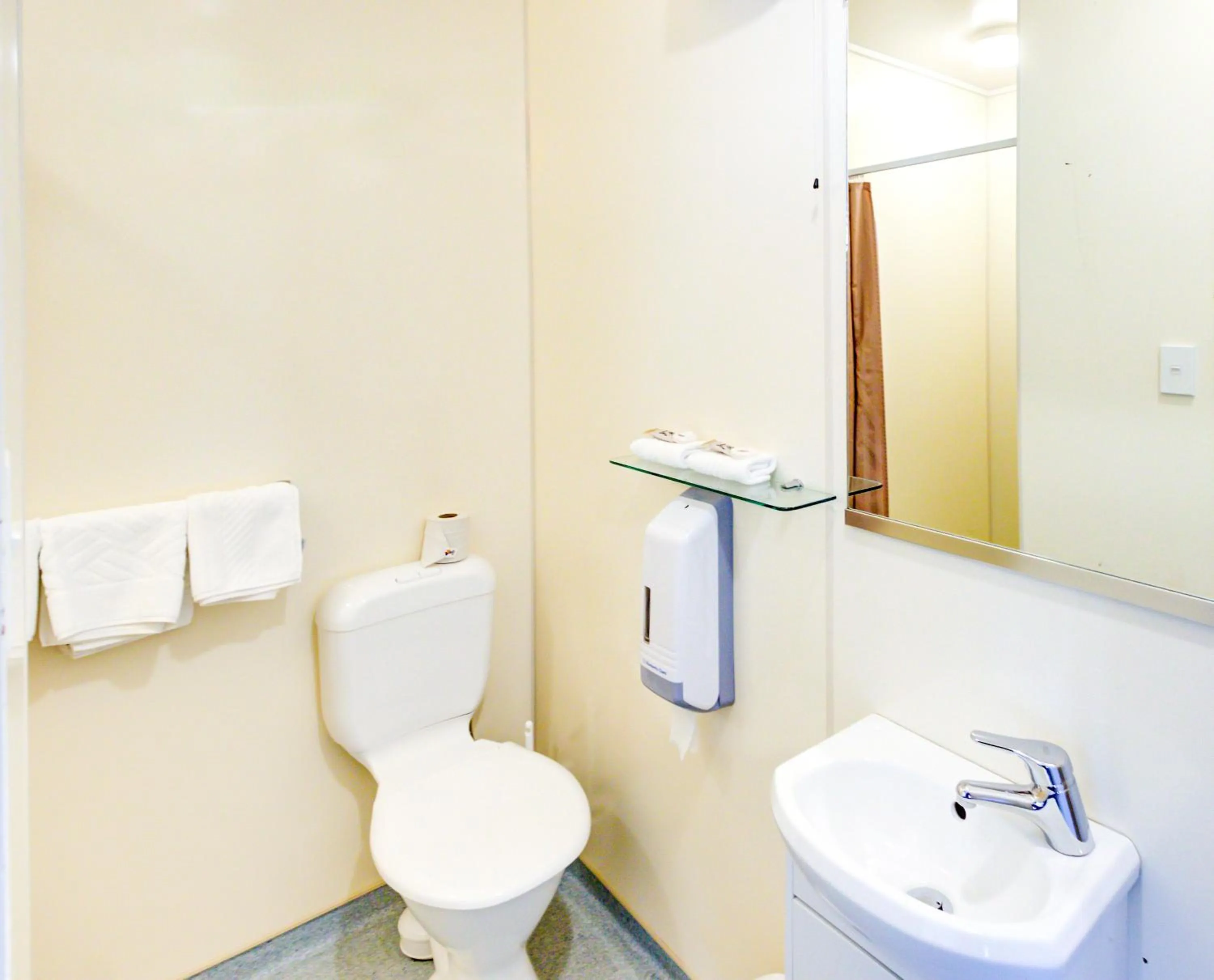 Shower in Te Anau Lakeview Holiday Park & Motels