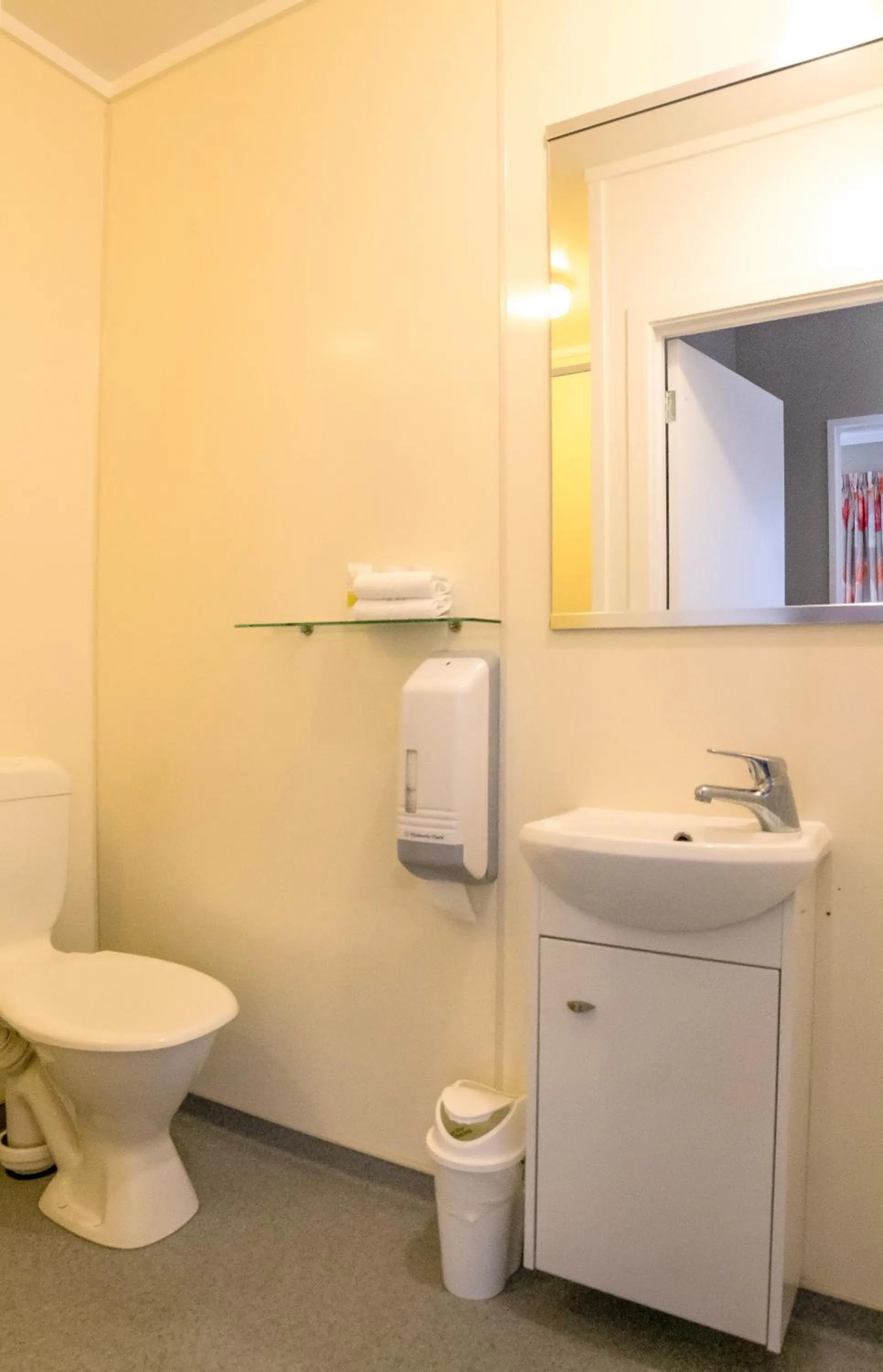 Toilet in Te Anau Lakeview Holiday Park & Motels