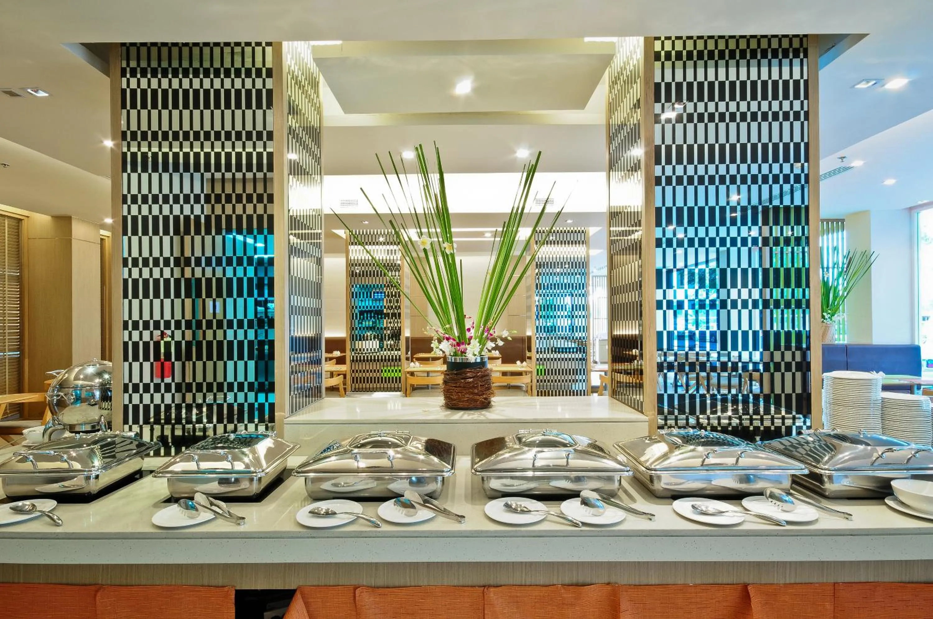 Restaurant/places to eat in ASHLEE Plaza Patong Hotel & Spa