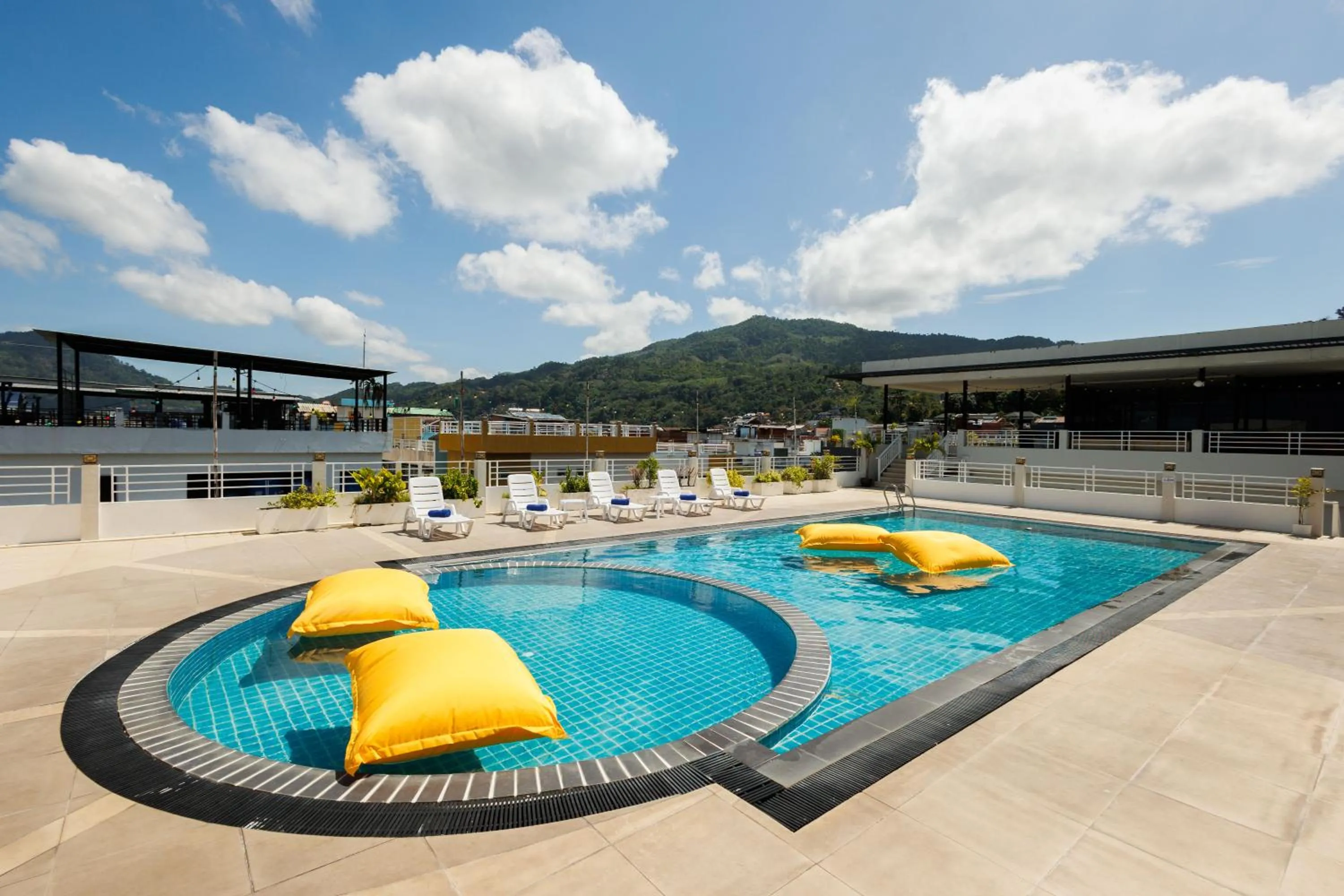 Swimming pool in ASHLEE Plaza Patong Hotel & Spa