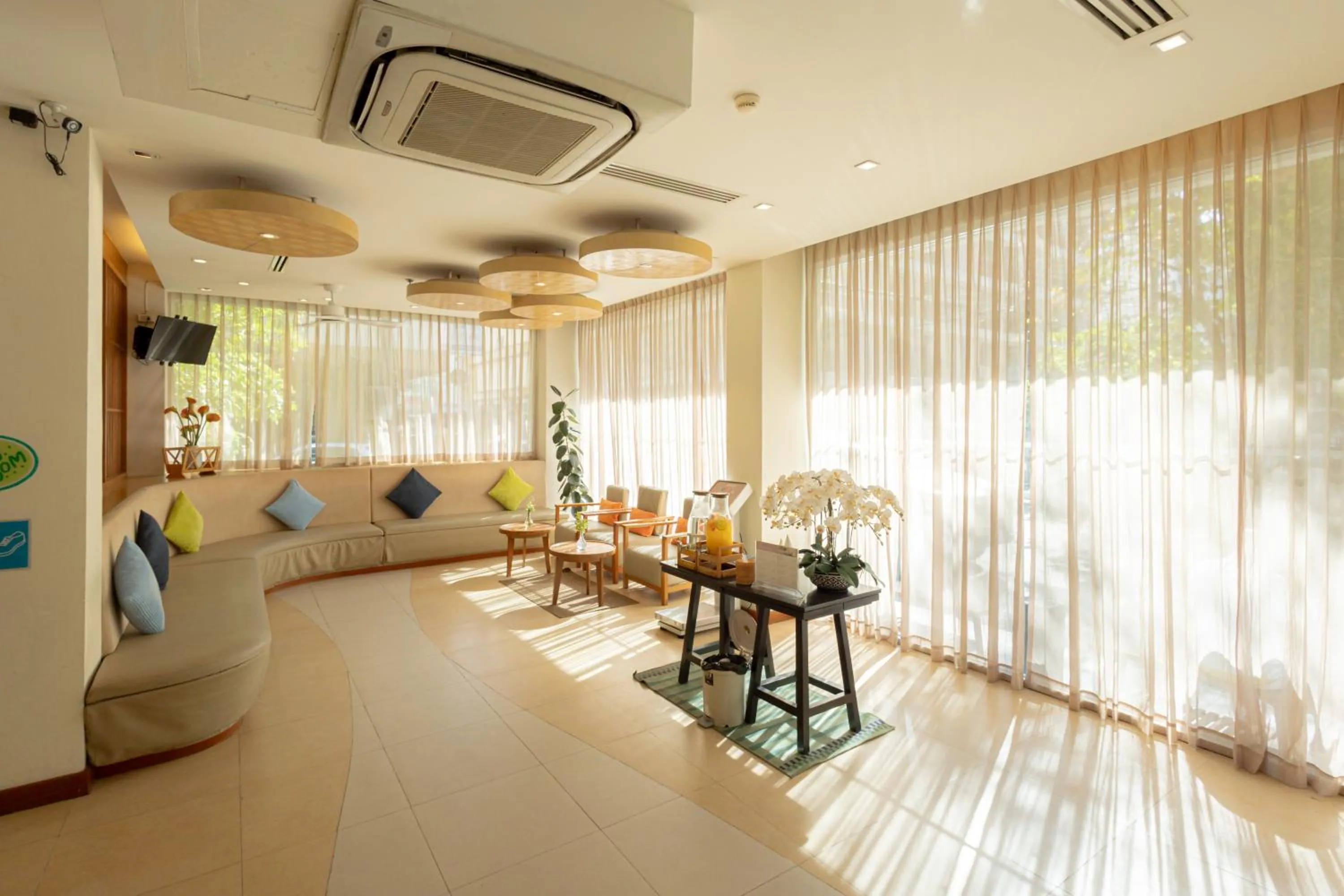 Lobby or reception in ASHLEE Plaza Patong Hotel & Spa