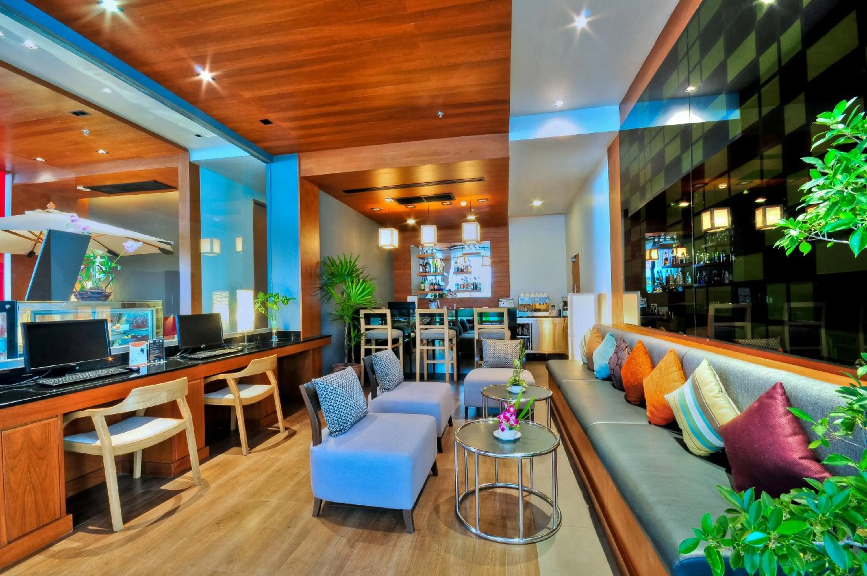 Lounge or bar in ASHLEE Heights Hotel Patong