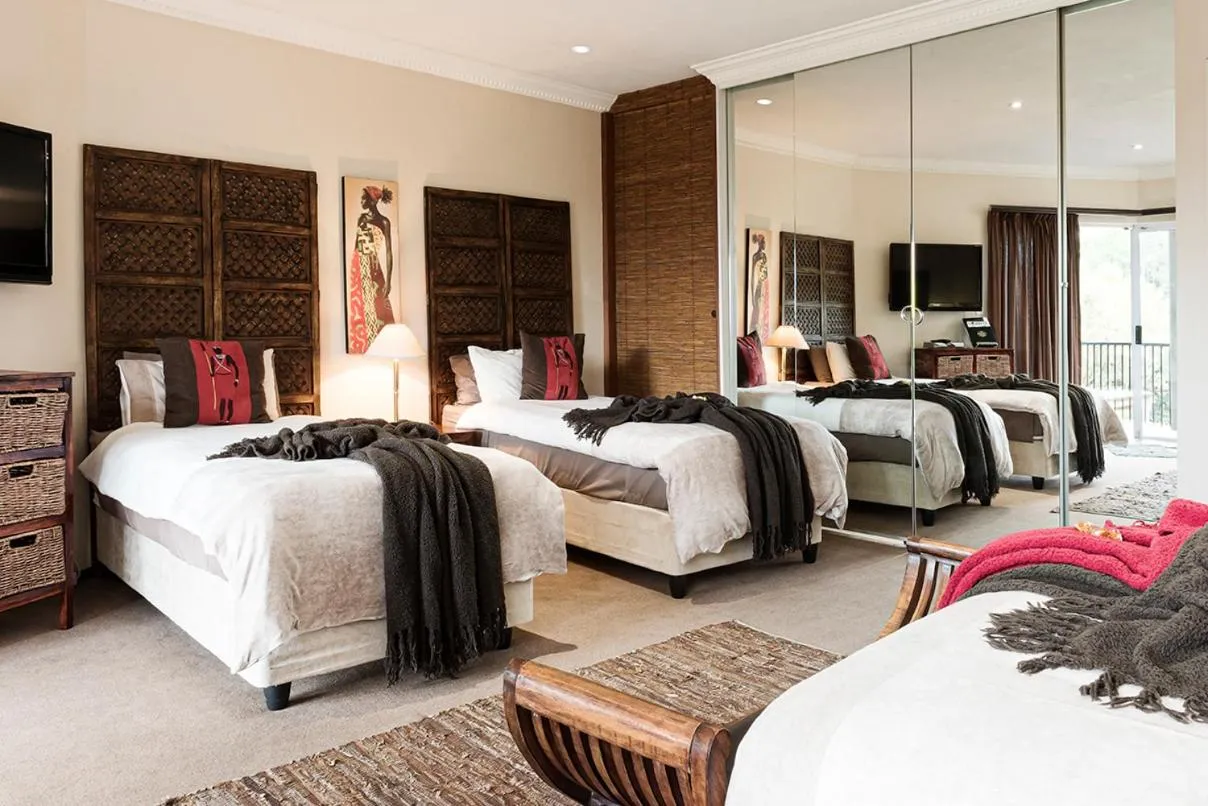 Photo of the whole room, Bed in Glenda's Guest Suites