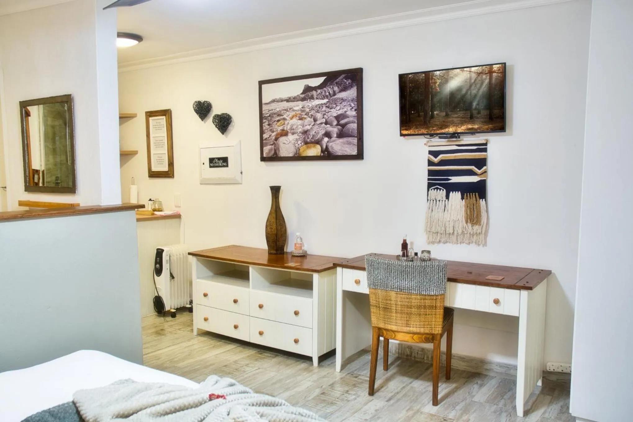 Photo of the whole room in Glenda's Guest Suites