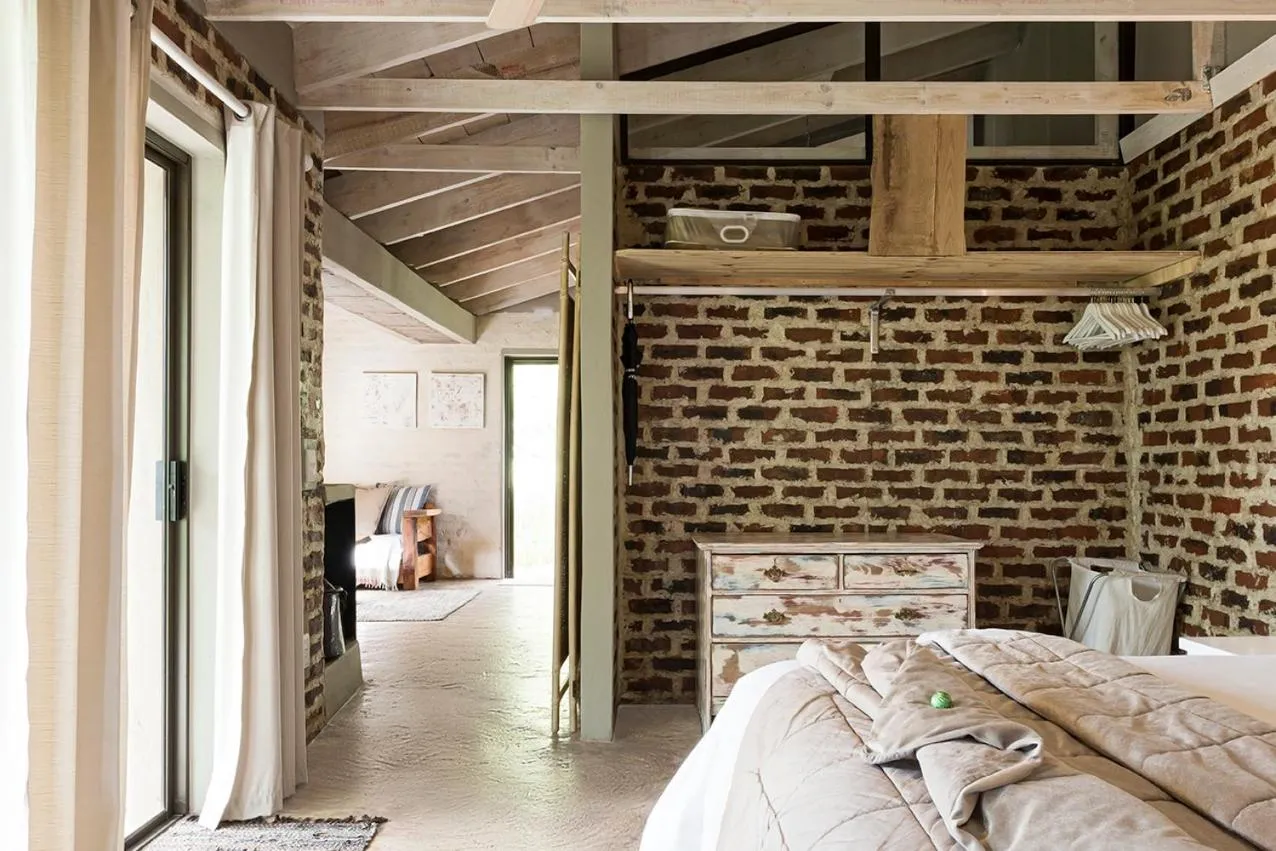 Living room, Bed in Glenda's Guest Suites