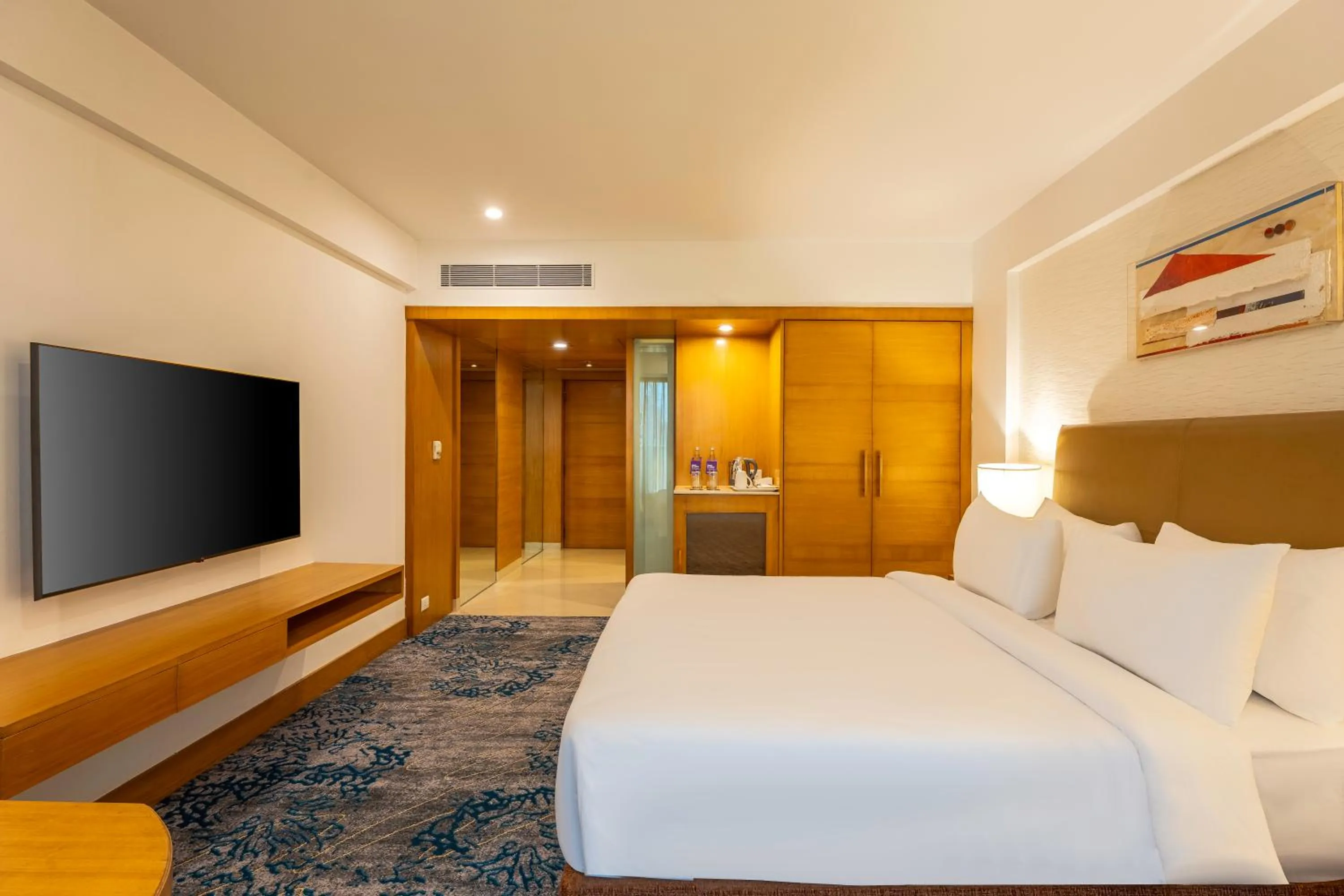 Living room, Bed in Radisson Blu Hotel Pune Kharadi