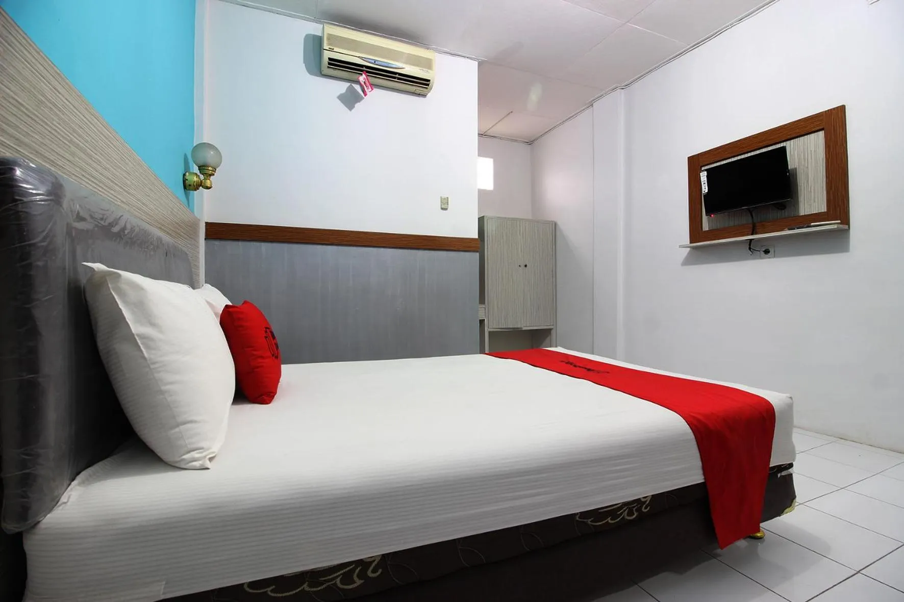 Bedroom, Bed in RedDoorz Plus Syariah near Lempuyangan Station 3