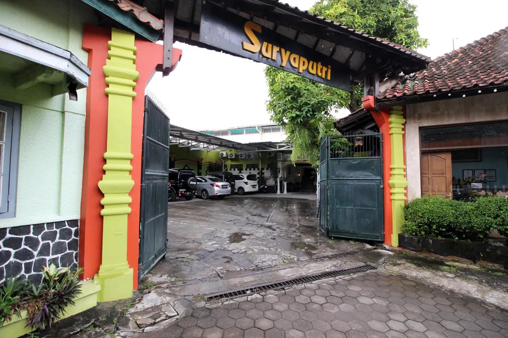 Facade/entrance in RedDoorz Plus Syariah near Lempuyangan Station 3