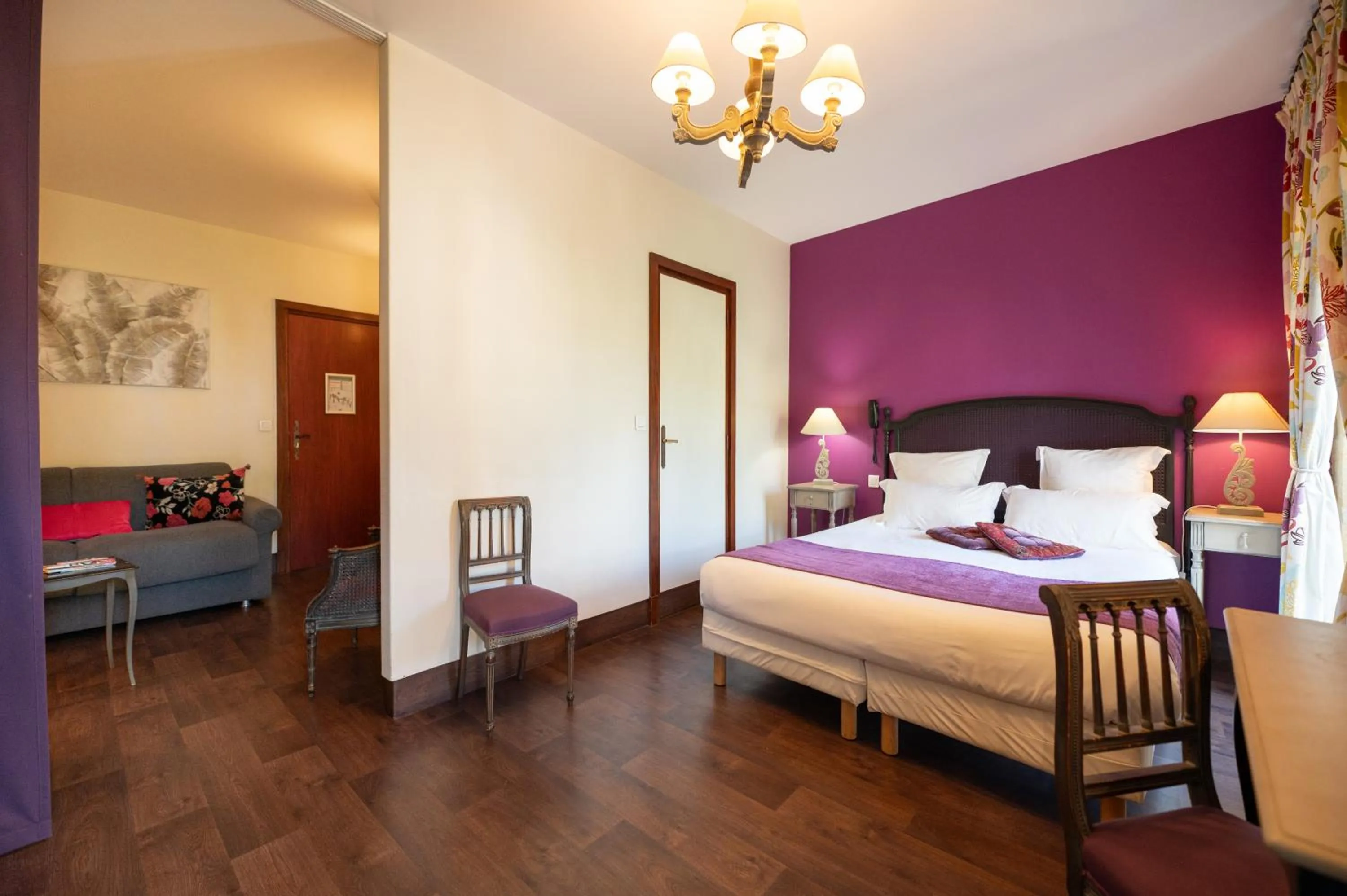 Photo of the whole room, Bed in Hôtel La Couleuvrine Sarlat Centre Ville