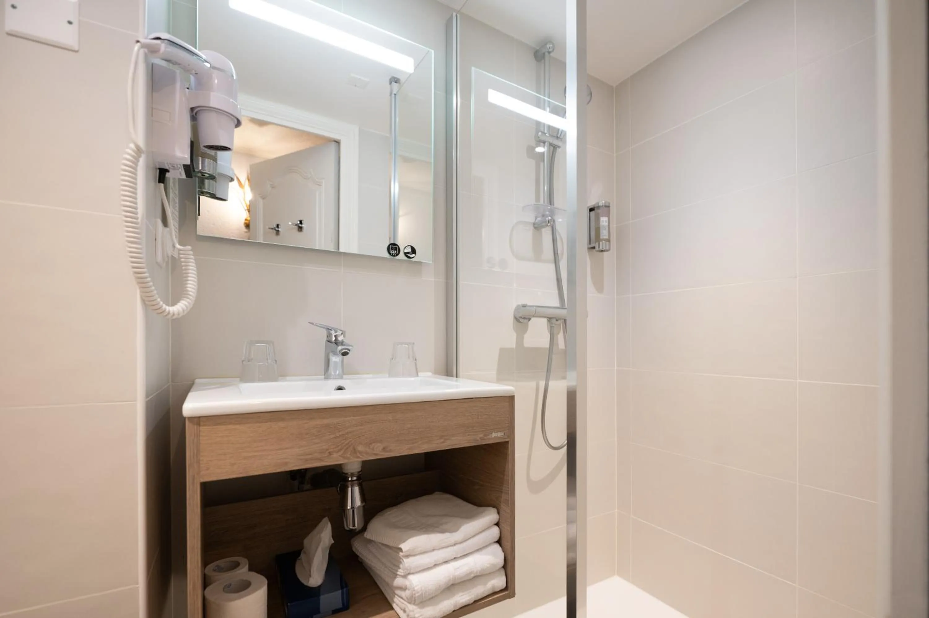 Bathroom in Hôtel La Couleuvrine Sarlat Centre Ville